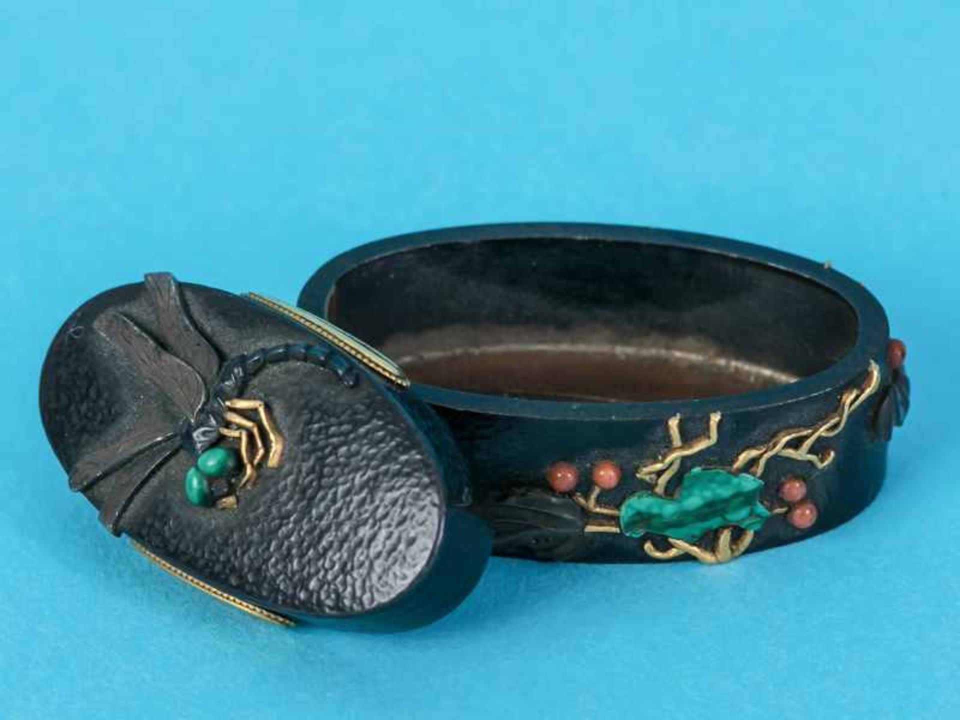 Fuchi Kashira, Japan, Meiji-Zeit. Shakudo und Kupfer; jeweils in ovaler Form; Libellen- und