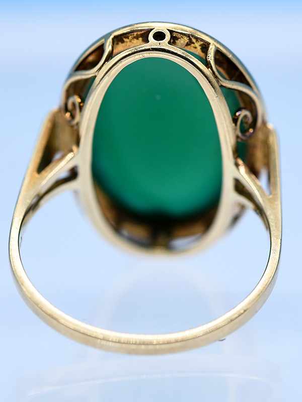 Ring mit grünem Achat, 70- er Jahre 585/- Gelbgold. Gesamtgewicht ca. 7,8 g. Hochoval gefaßter, - Image 3 of 3