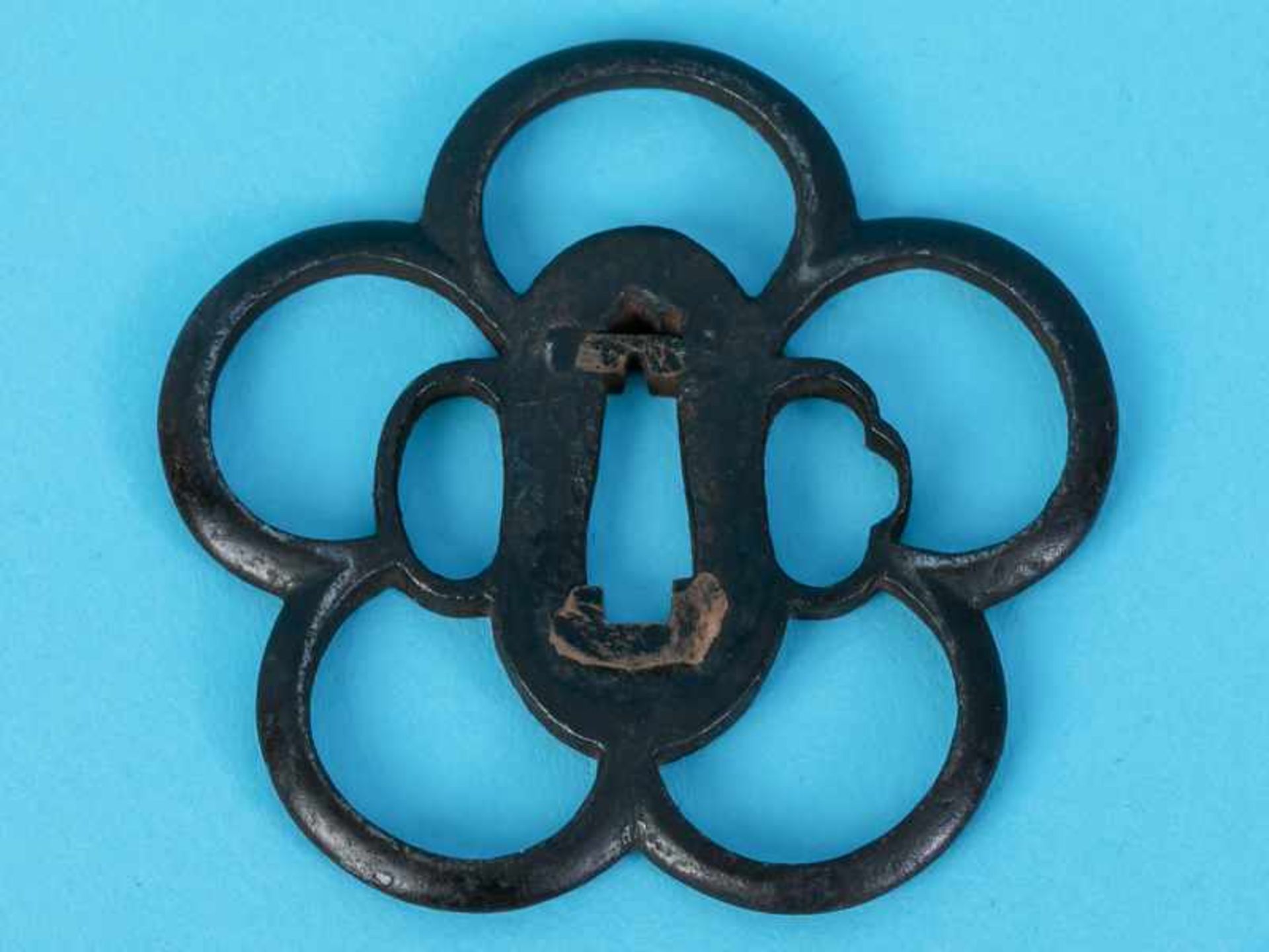 Tsuba, Japan, 17./18. Jh. Eisen/Stahl; in 5-passiger filigraner Lotusblütenform; signiert; - Bild 3 aus 3