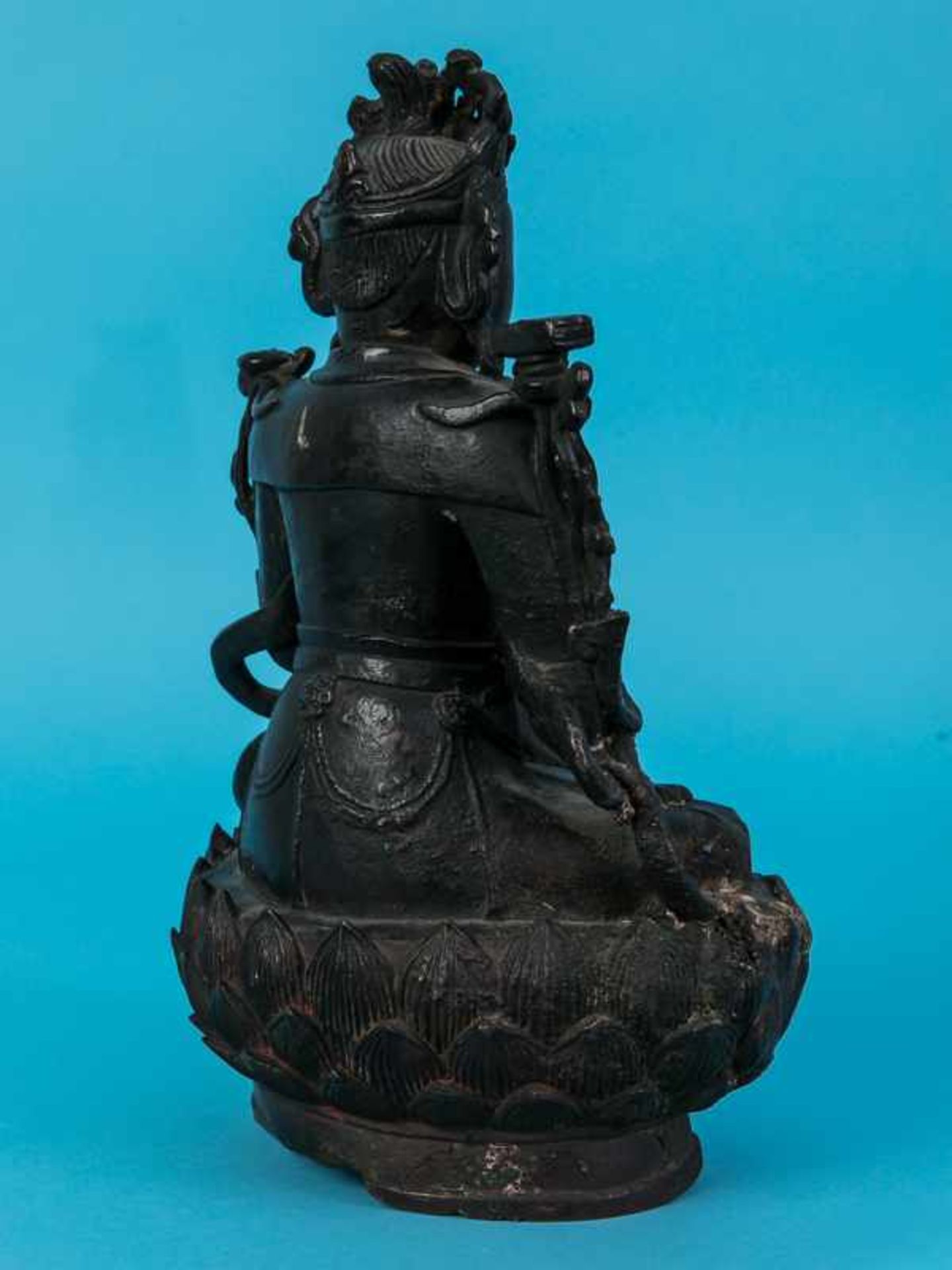 Buddha-Plastik "Tarjani Mudra"/Guan Yin, Tibet, 17./18. Jh. Bronze mit Resten von alter originaler - Bild 8 aus 9