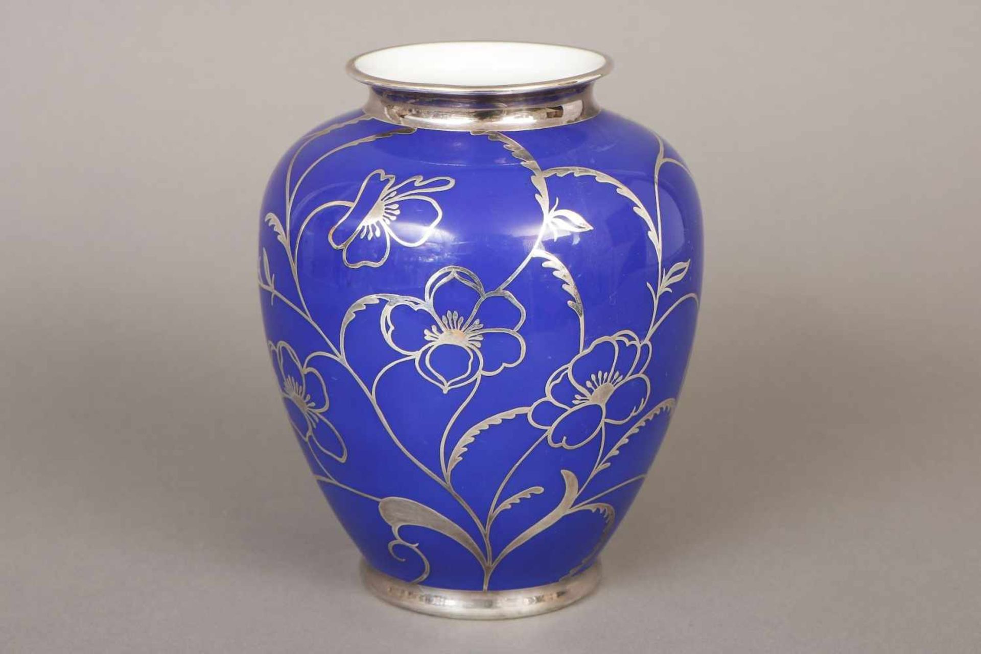 PMR BAVARIA Vase mit Silver-OverlayPorzellan, um 1930, ovoider Korpus mit königsblauem Grund, H