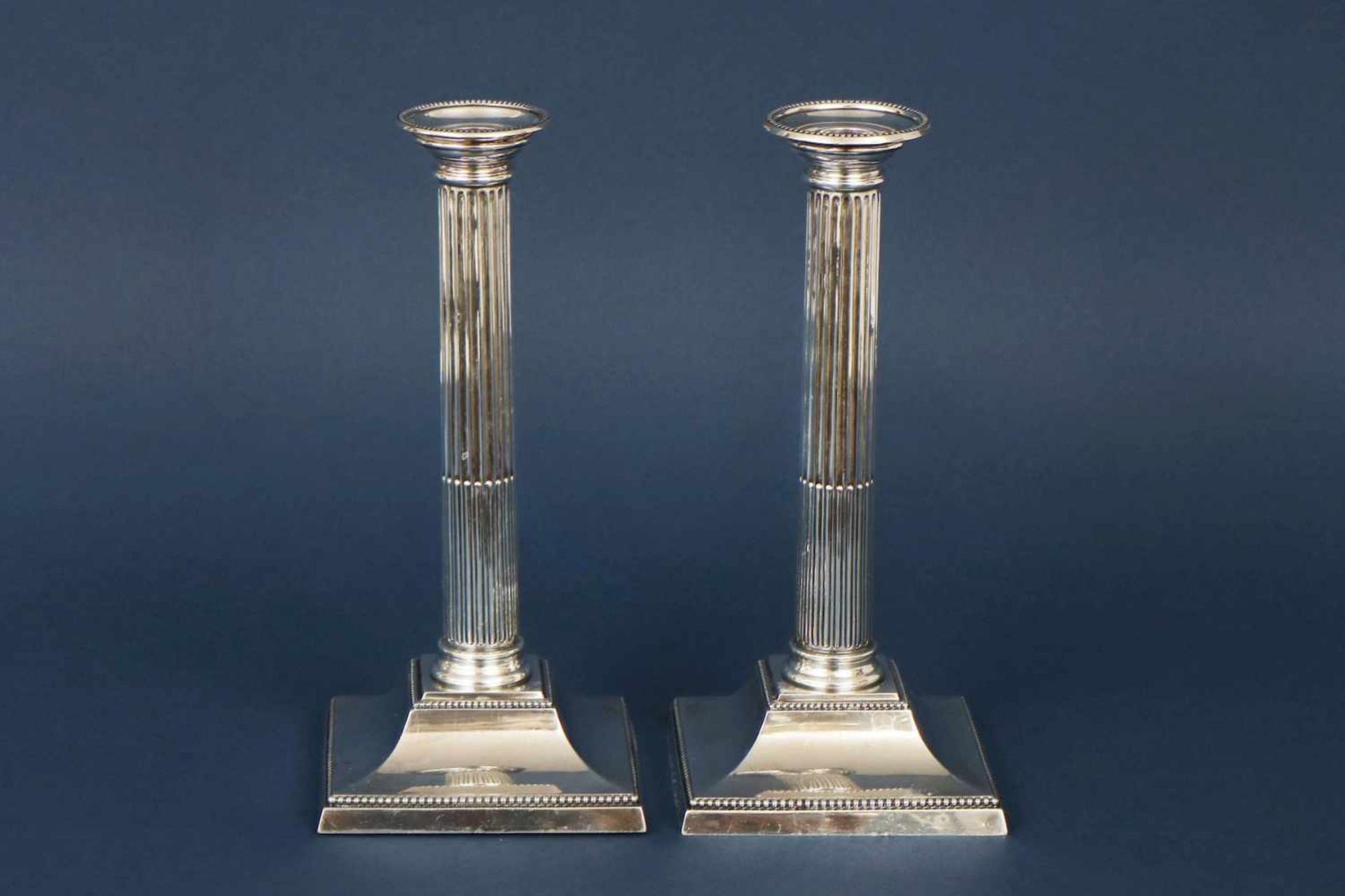 Paar KerzenleuchterSterling Silber, London, 1896, klassizistischer Stil, Säulenform auf eckigem