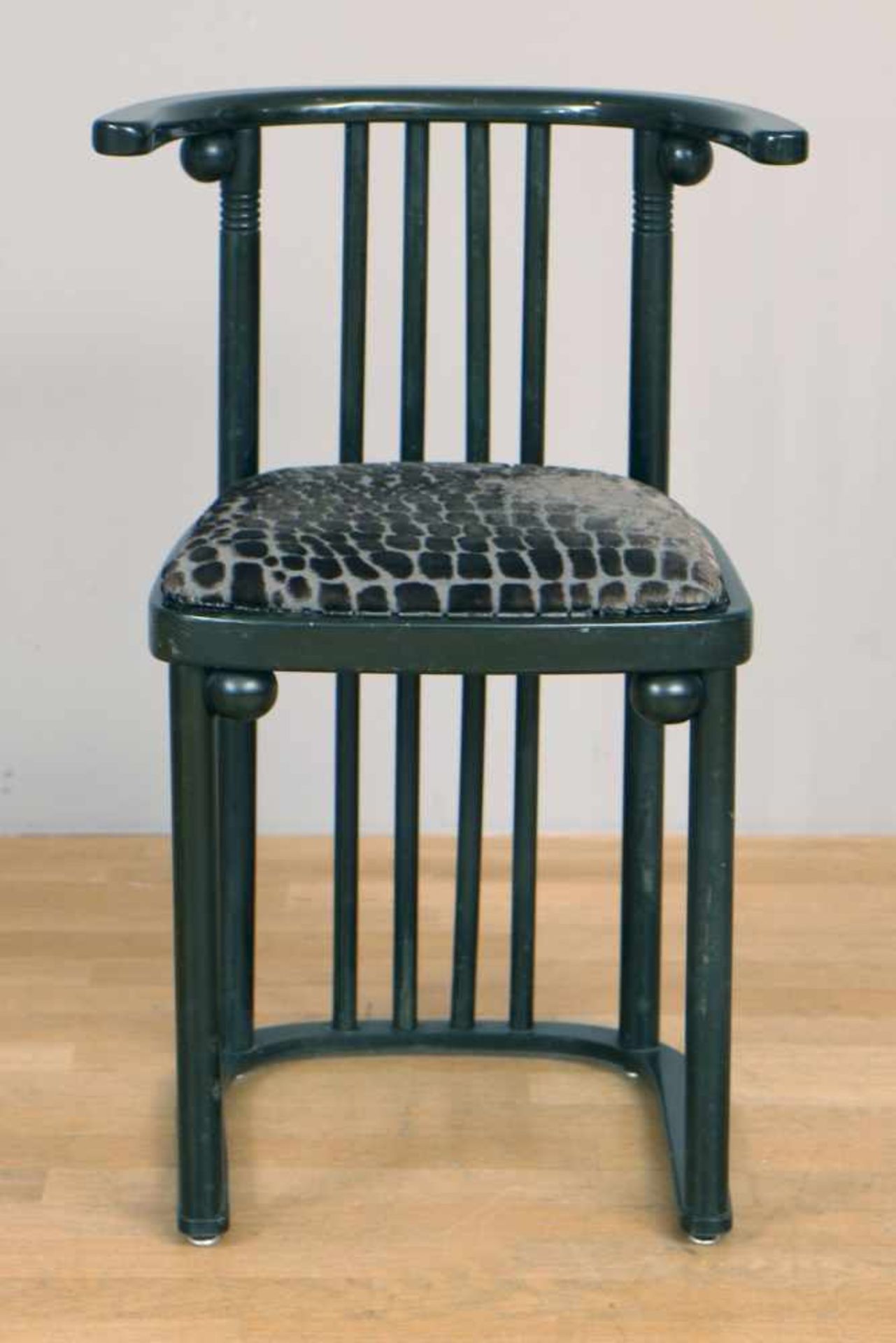 JOSEF HOFFMANN ¨Fledermaus¨-StuhlAusführung WITTMANN (Wien), spätes 20. Jhdt., schwarz lackierter - Bild 2 aus 3