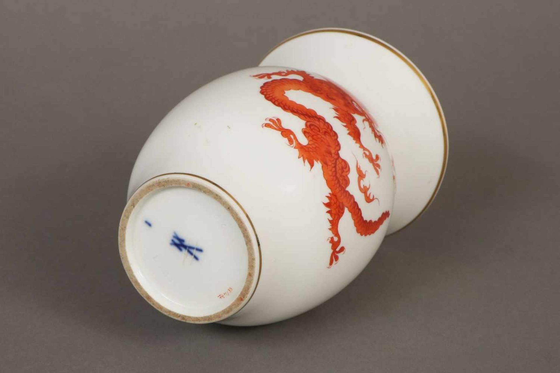 MEISSEN VaseDekor ¨Roter Mingdrache¨, 2. Hälfte 20. Jhdt., Goldrand, H ca. 14cm - Image 2 of 2