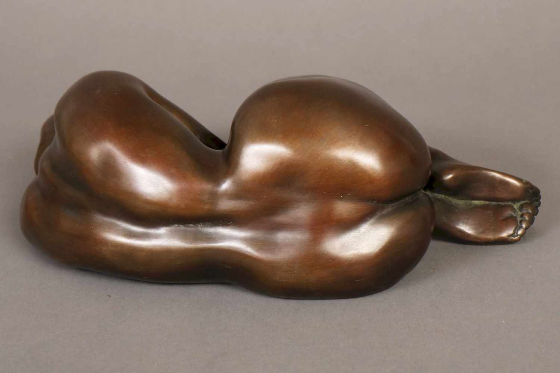 Bronzefigur ¨Liegender weiblicher Akt¨dunkel patiniert, unleserlich signiert, undeutlicher - Bild 2 aus 3