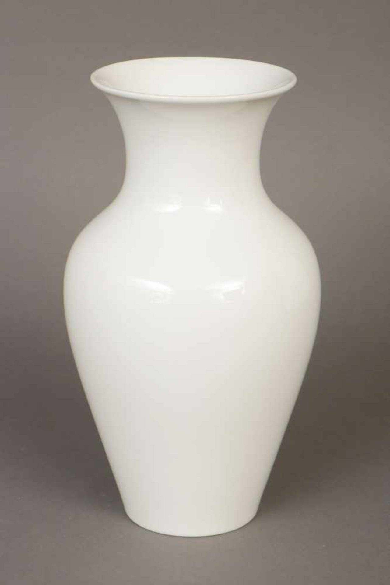 KPM BERLIN Vase (sogenannte ¨Chinesische Vase¨)Weißporzellan, weite Mündung, leicht eingezogener