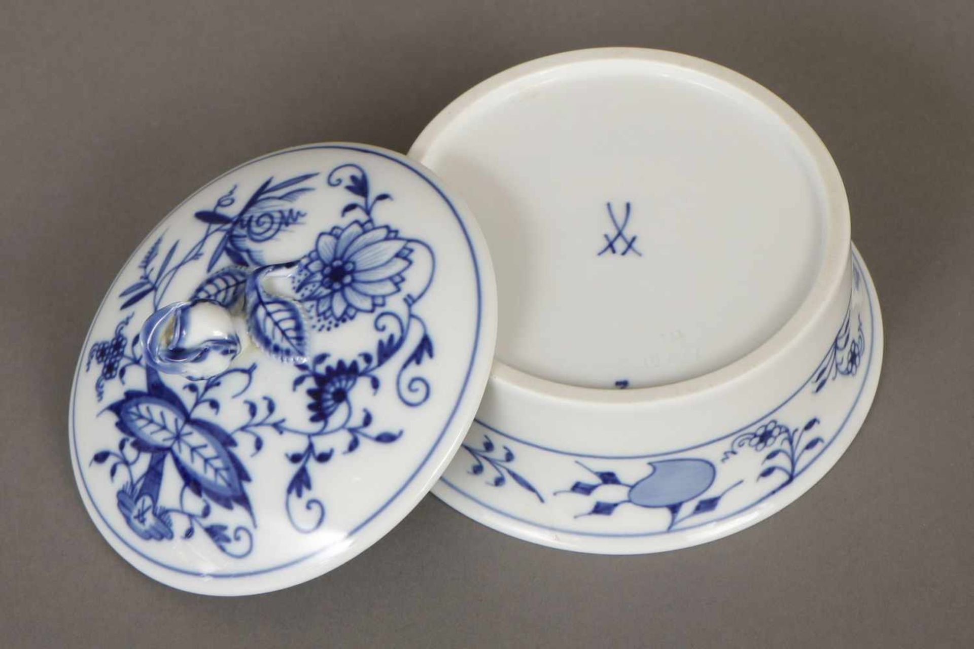 MEISSEN Butter-/DeckeldoseZwiebelmuster, 20. Jhdt., flacher Deckel, runde Form, H ca. 7cm, D 11cm - Image 2 of 2