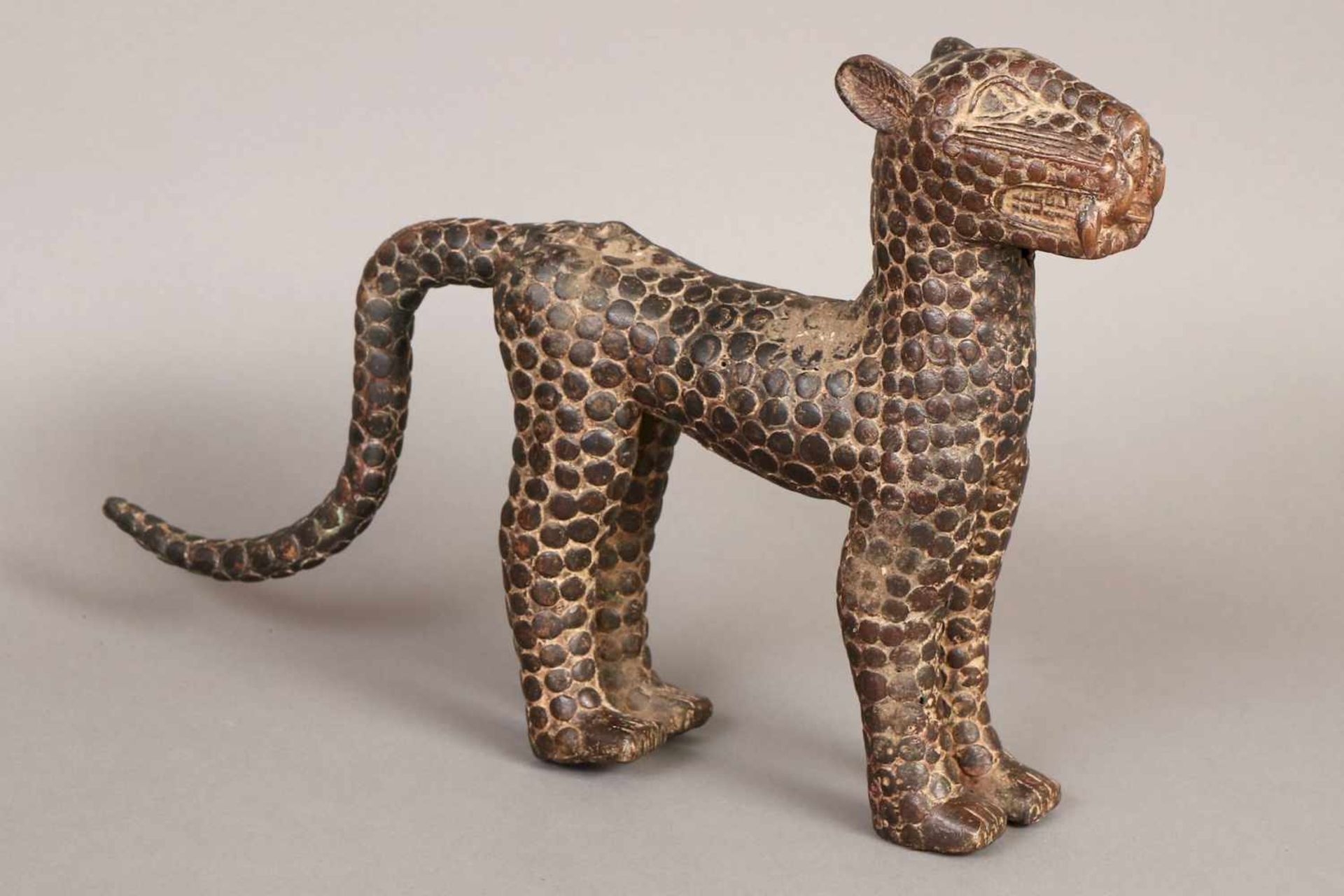 Afrikanische Bronzefigur ¨Stehender Leopard¨wohl Benin, frühes 20. Jhdt., braun patiniert, H ca. - Image 2 of 2
