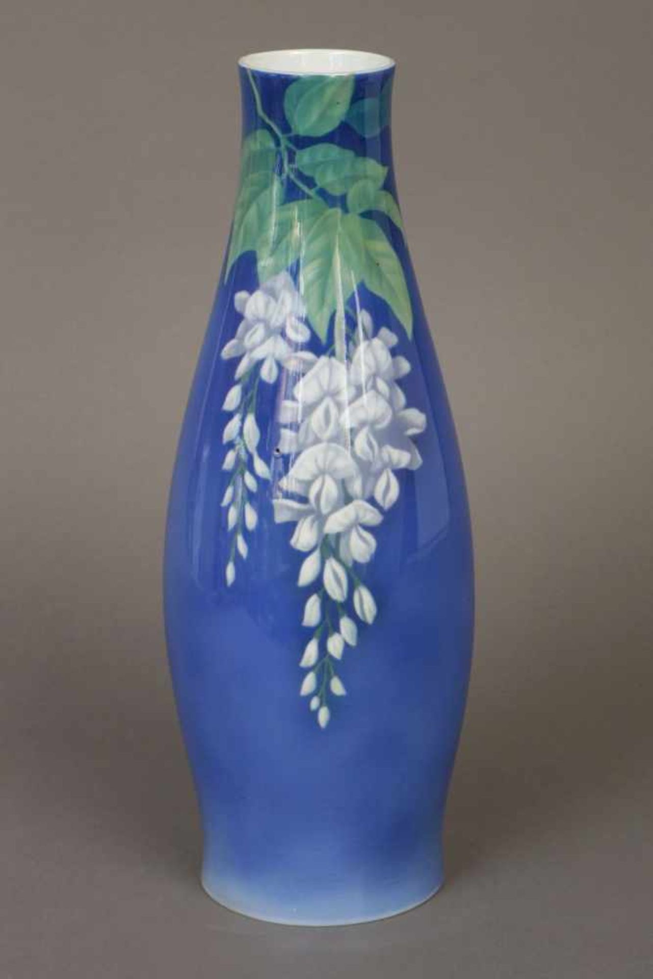 FRAUREUTH (Kunstabteilung) VasePorzellan, blau glasiert, um 1920, keulenförmiger Korpus, schauseitig