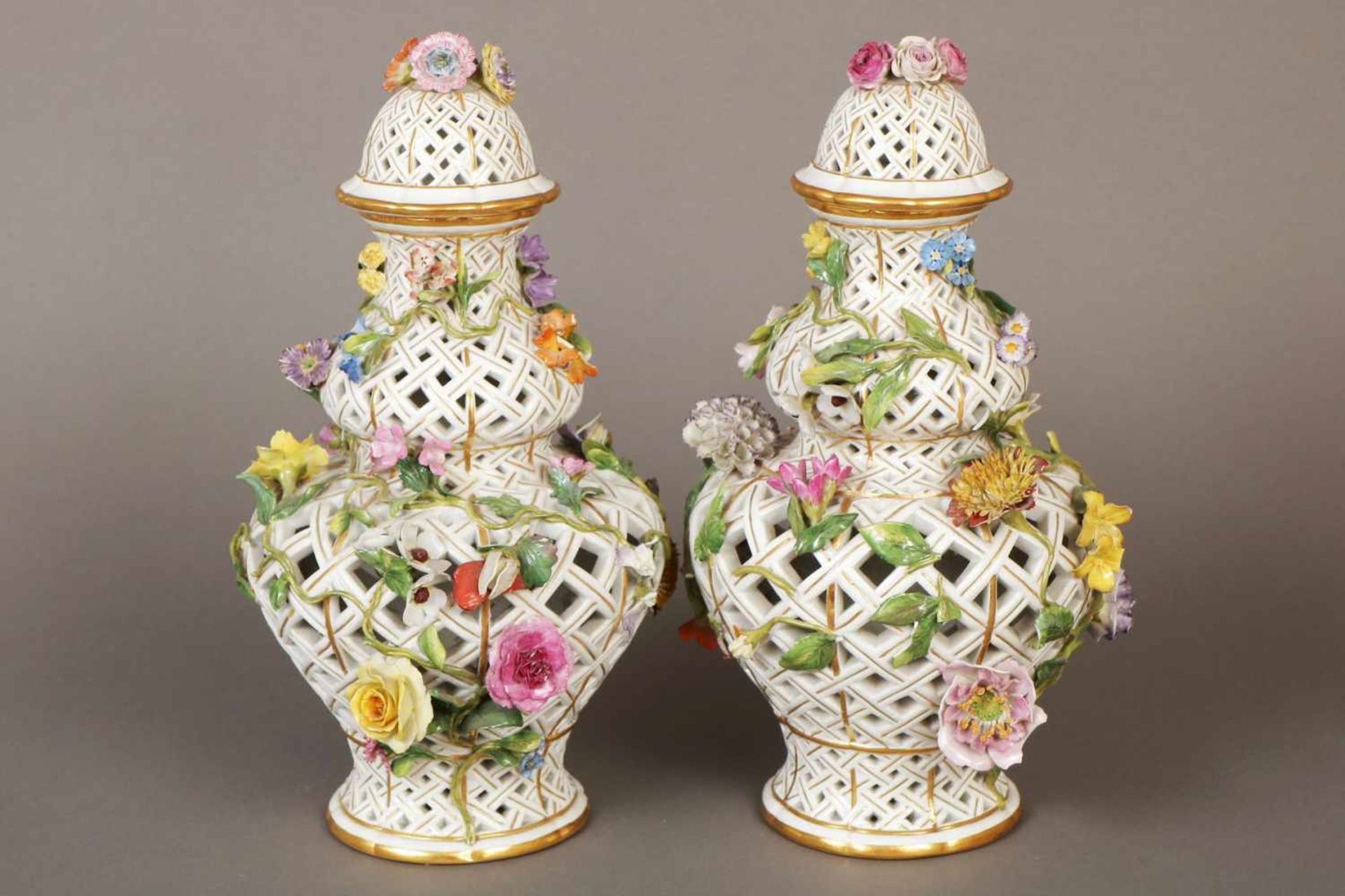 Paar MEISSEN Potpourri-Vasengefäßeum 1830 (Knauf-Zeit), Balusterform mit hoch gewölbtem Deckel,