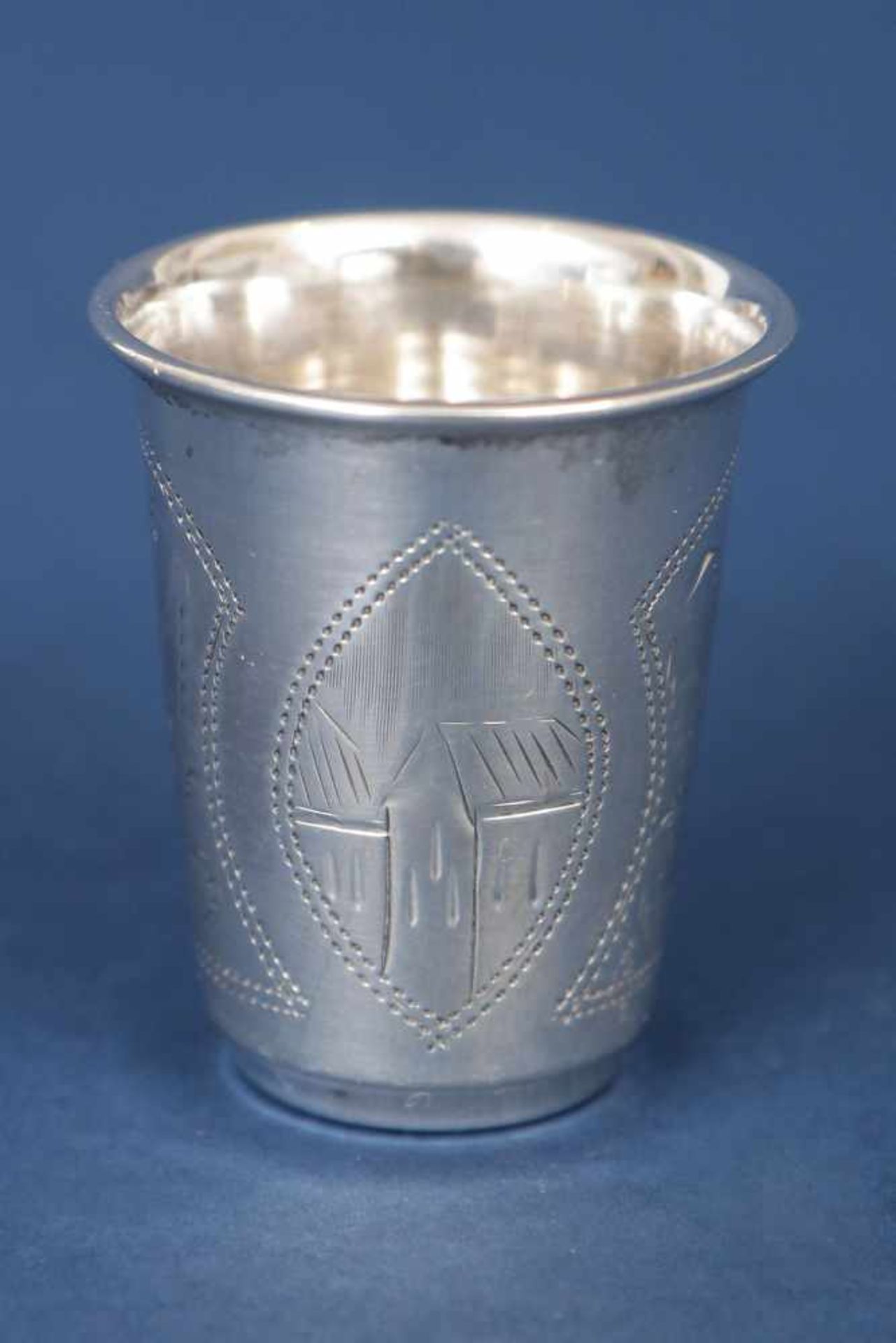 Silber-Schnapsbecher84 Zolotnik, Russland, Fingerhut-Form mit ziseliertem Floral- und