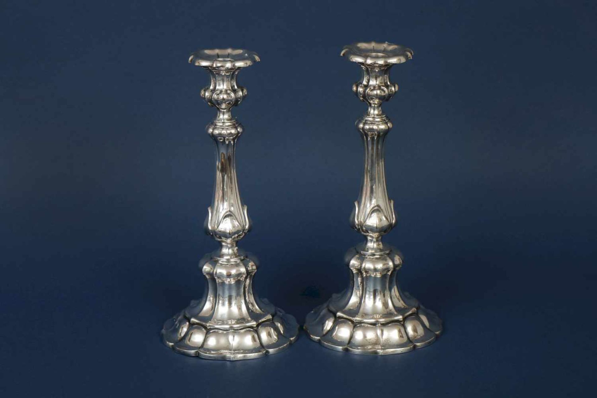 Paar Biedermeier Kerzenleuchter13 Lot Silber, Balusterform, auf rundem, blütenförmigem Stand,