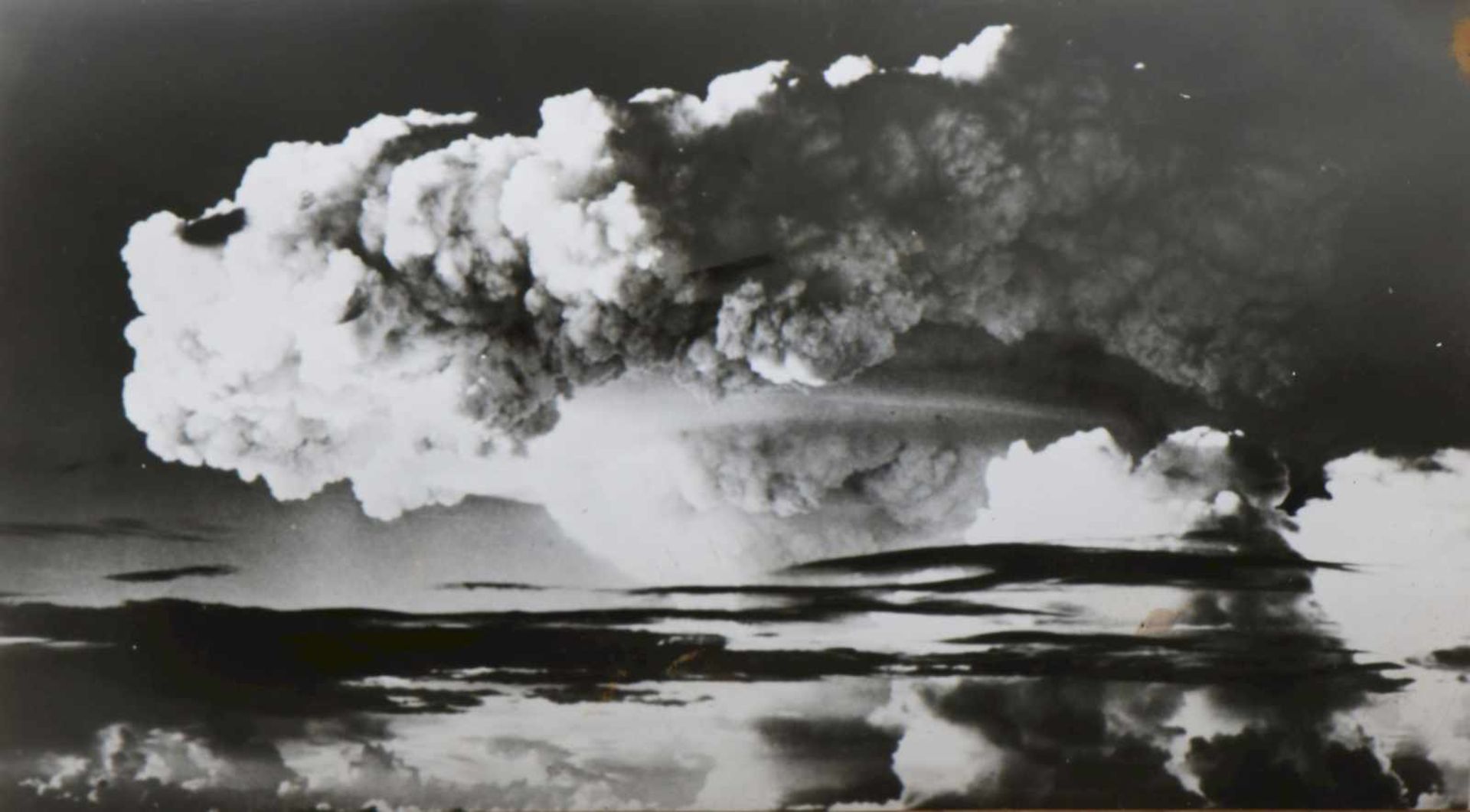 Schwarzweiß-Fotografie einer Atombombenexplosion (¨International News Photo¨)wohl Aufnahme des
