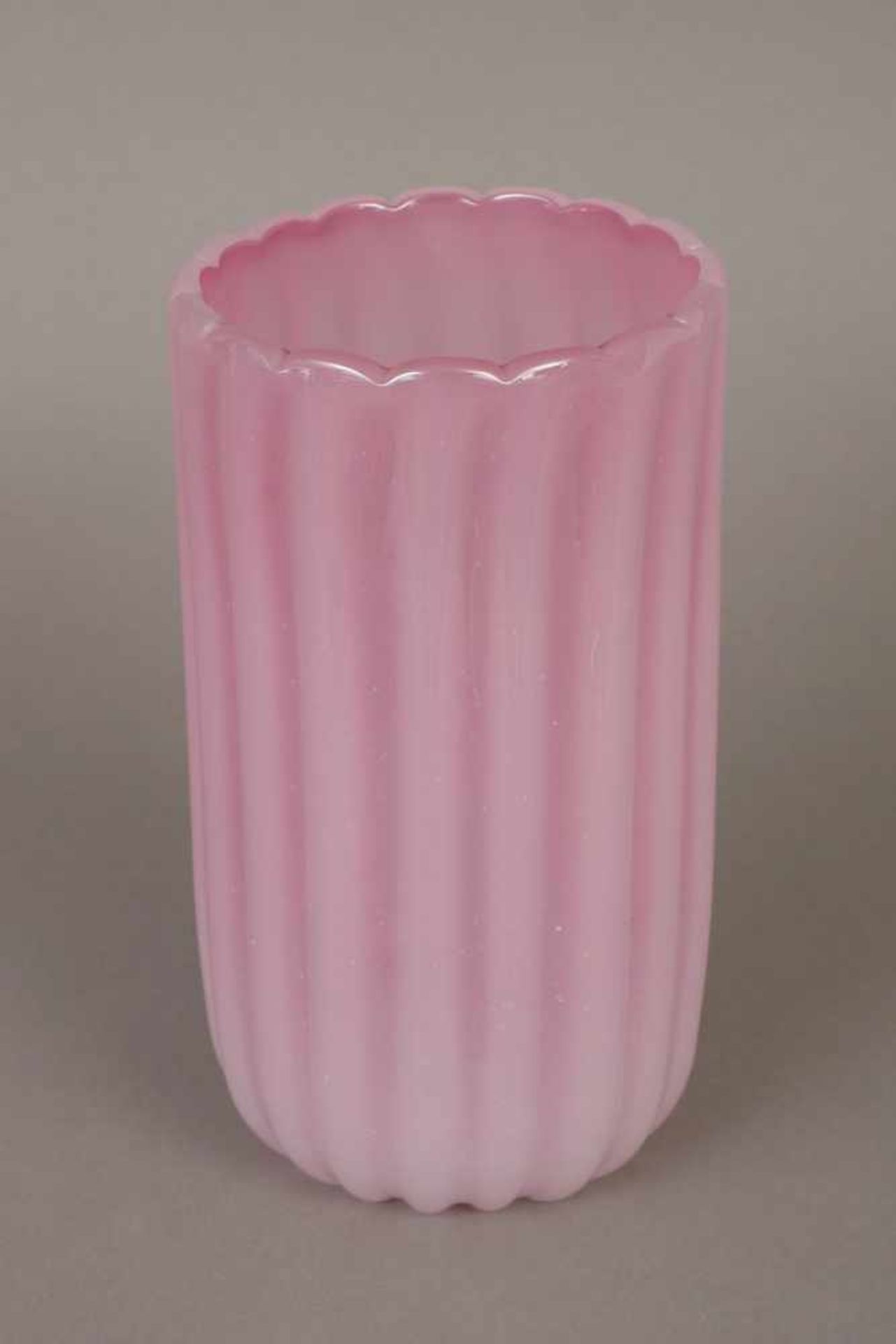 MURANO Glasvaserosafarbenes Glas, um 1960, zylindrischer, gerippter Korpus, welliger Rand, H ca.