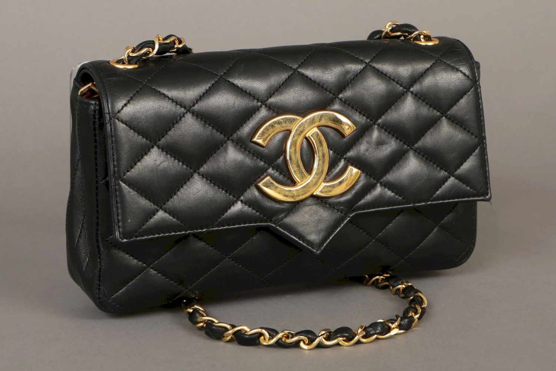 CHANEL Handtascheschwarzes Leder, gesteppt, Kuvertform mit vergoldetem ¨CC¨-Logo, langer Trageriemen