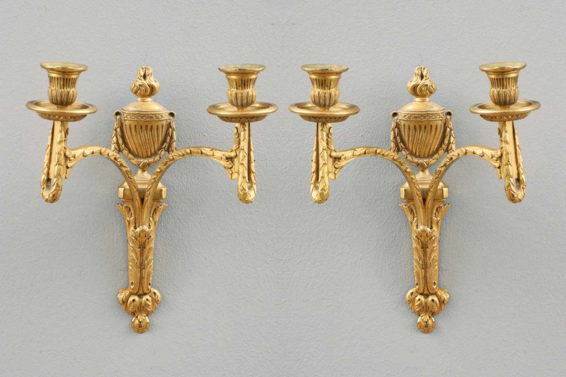 Paar Wandappliken im Stile des EmpireBronze, feuervergoldet, Frankreich, 19. Jhdt., mit Vasen- und