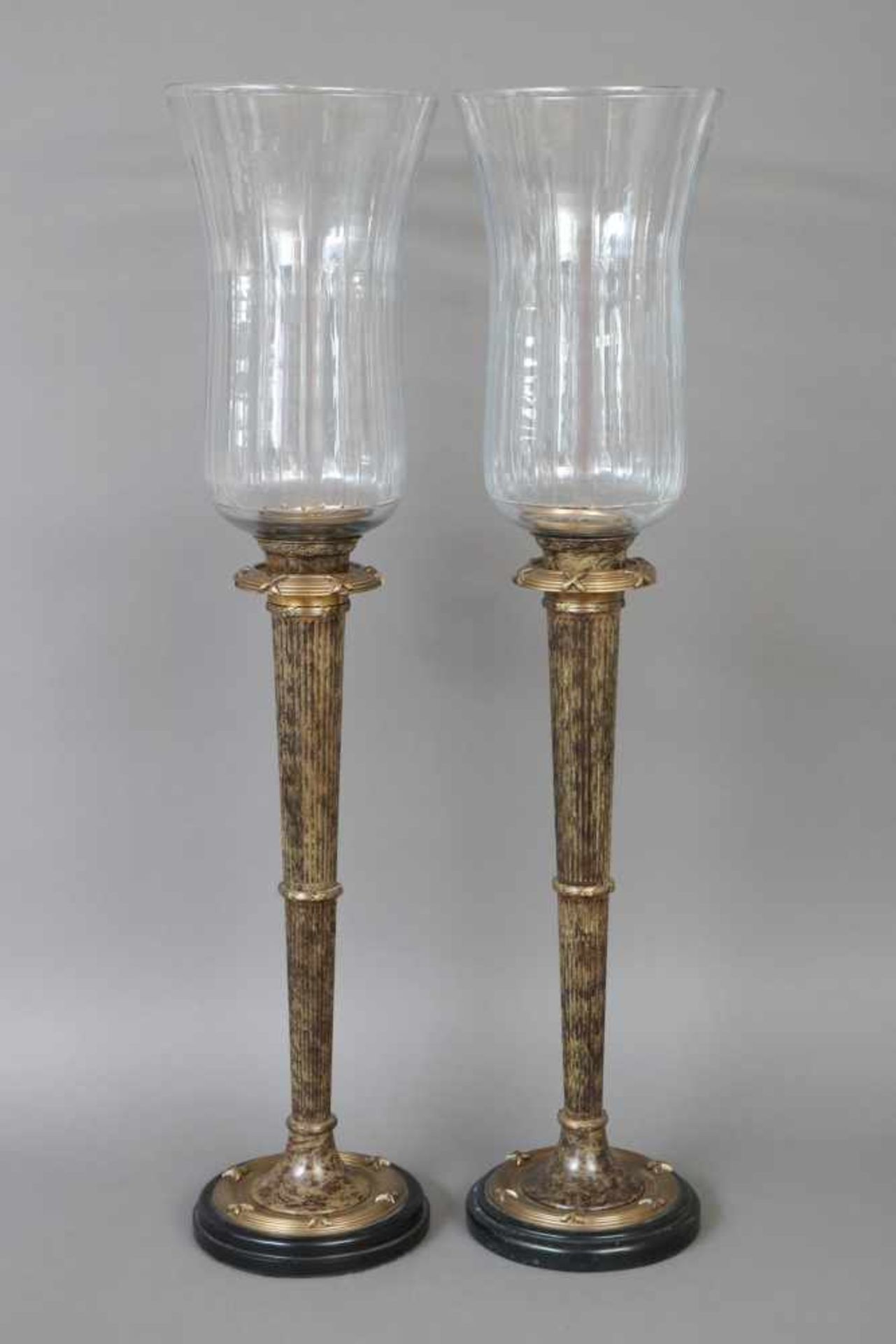 Paar hohe Windlichter im Stile des EmpireMessing und Glas, hoher, kannelierter Säulenstand, Rundfuß,