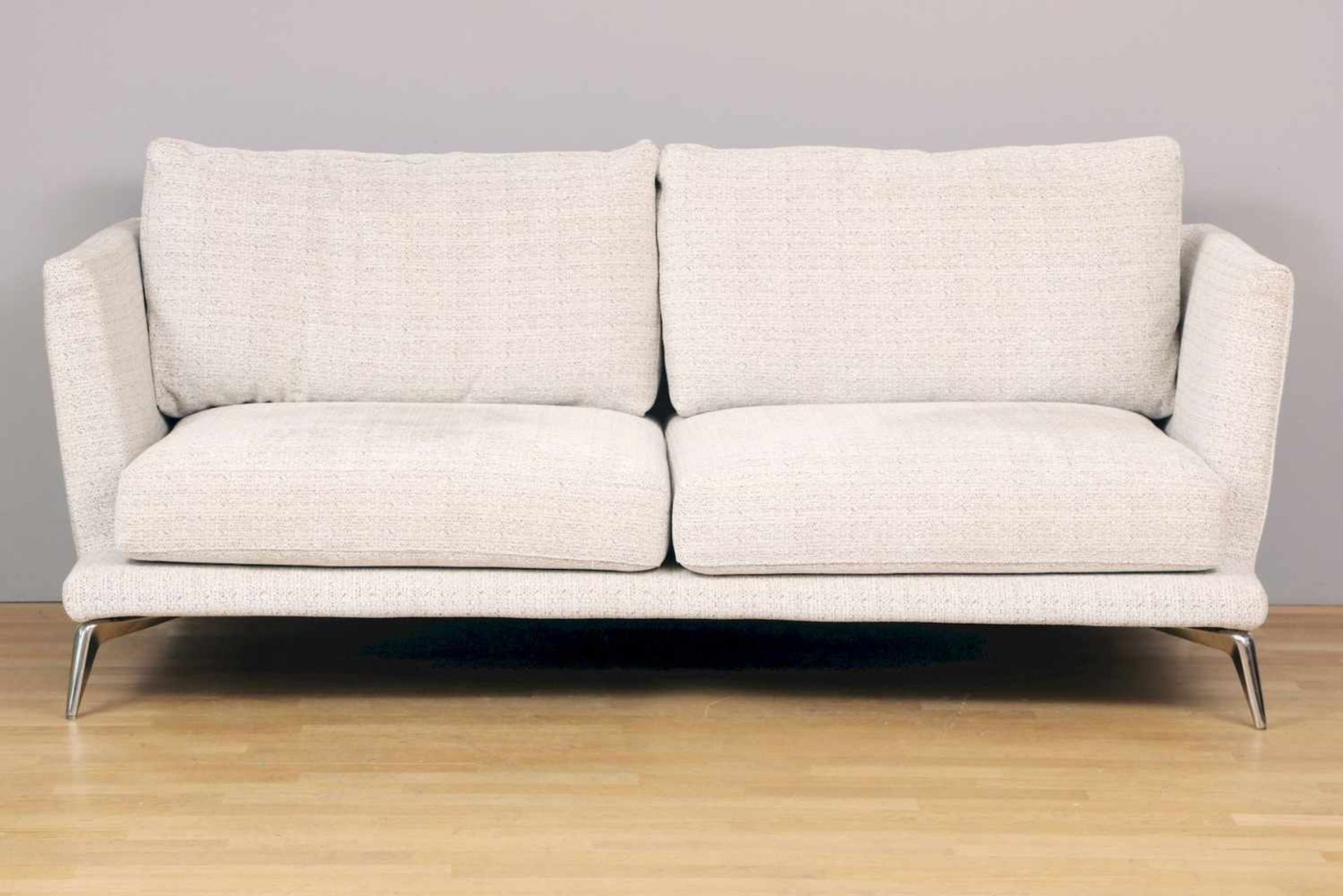 LOOP&CO. Sofa ¨Francis¨2-Sitzer auf 4 polierten Alufüßen, heller (wollweiß-greige Melange) Webbezug,