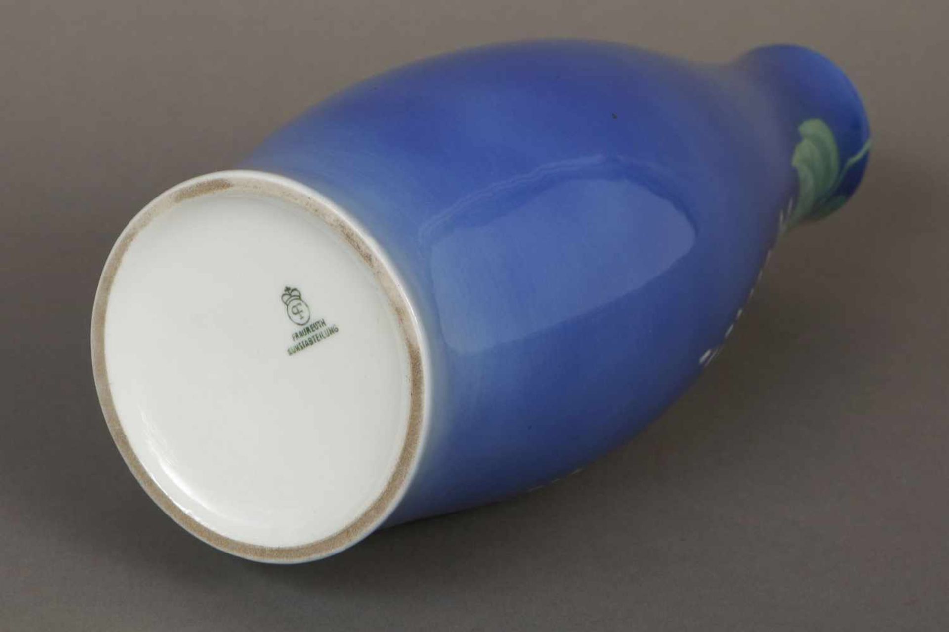 FRAUREUTH (Kunstabteilung) VasePorzellan, blau glasiert, um 1920, keulenförmiger Korpus, schauseitig - Image 2 of 2