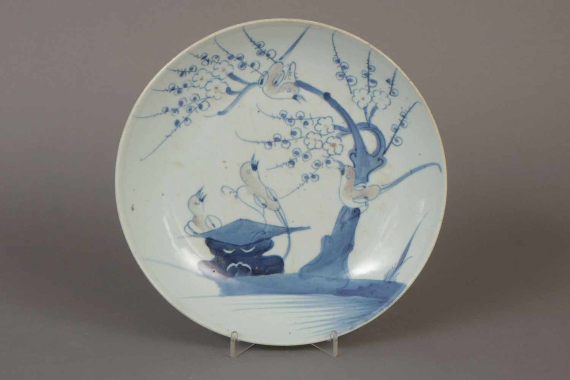 Koreanischer TellerPorzellan, hell glasiert, wohl 18. Jhdt., mit blau-braunem Vogel- und