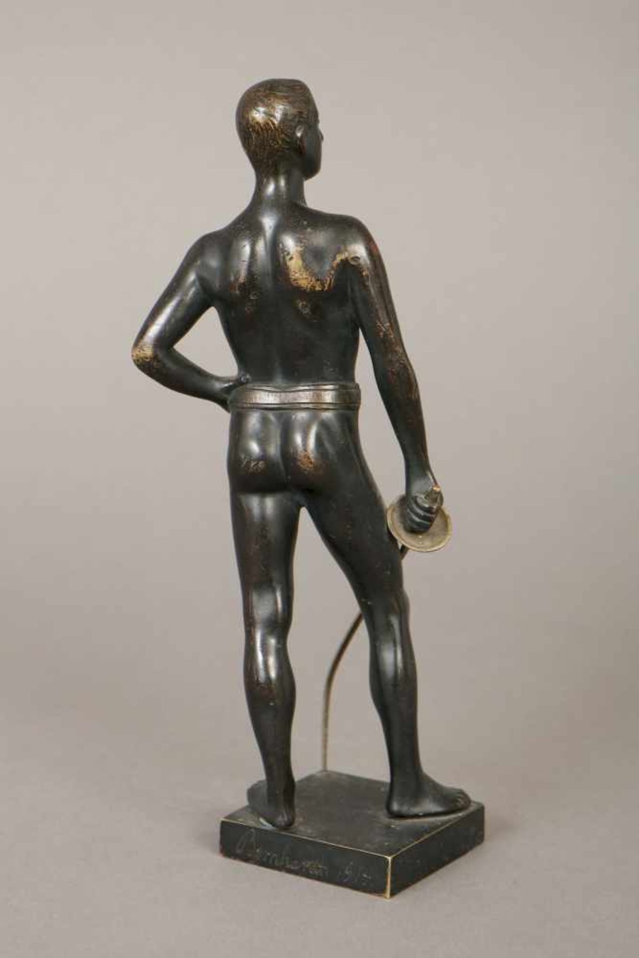 Bronzefigur ¨Stehender Fechter mit Florett¨dunkel und partiell gold patiniert, verso signiert ¨ - Bild 3 aus 3