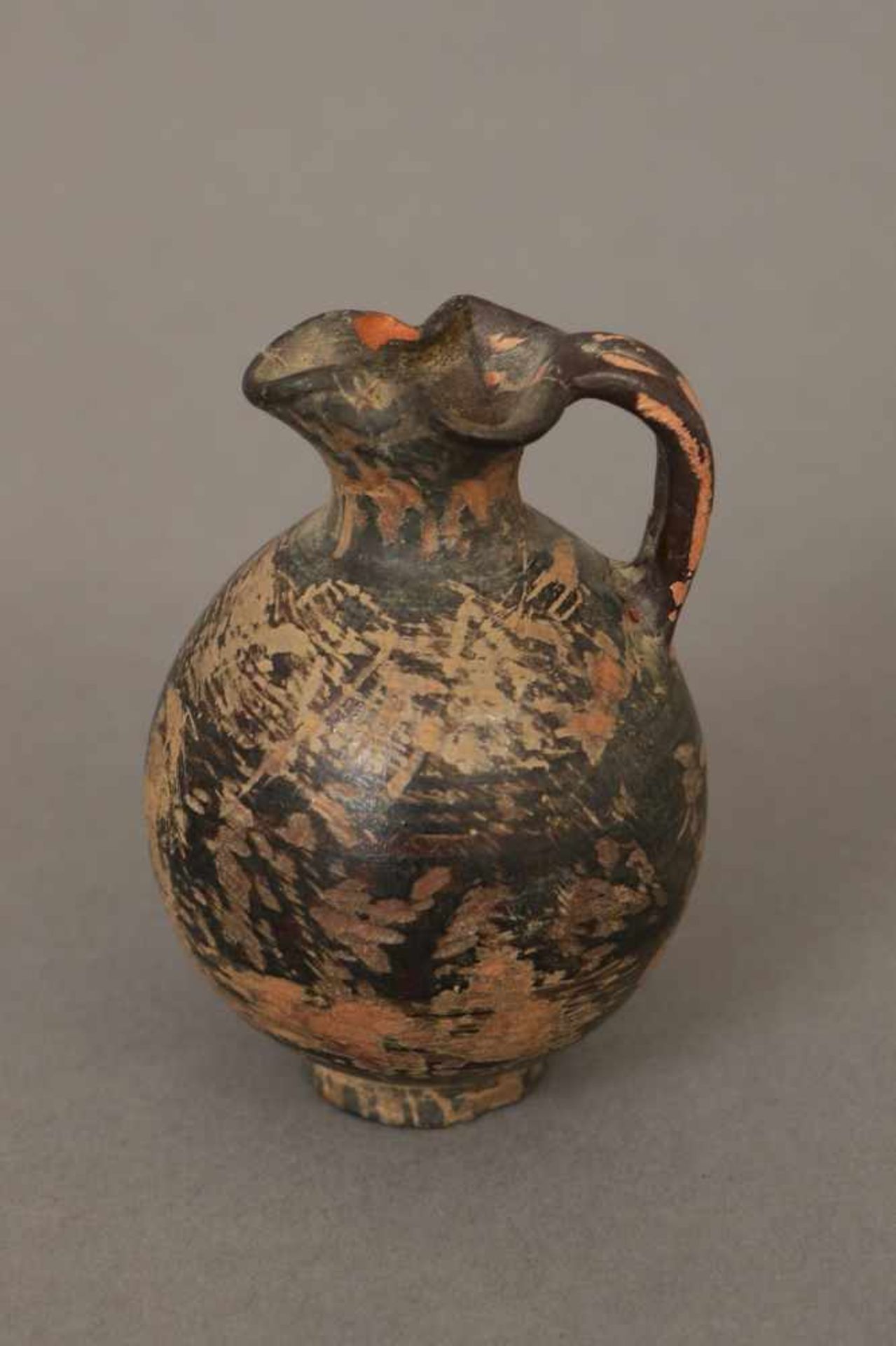 Kleines römisches Öl-/Salbengefäß in AmphorenformTerrakotta, dunkel patiniert, wohl römische