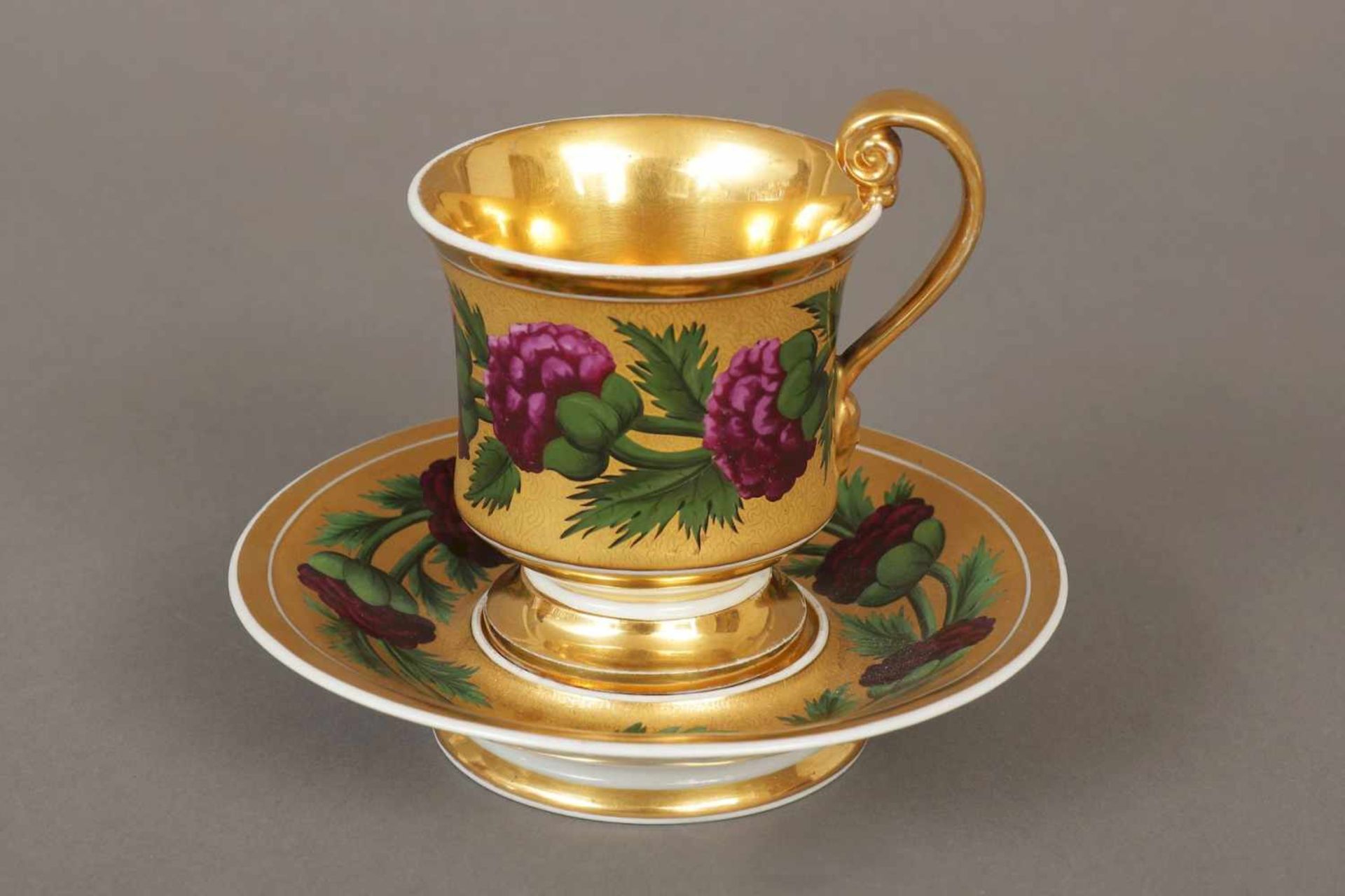 KPM BERLIN Tasse (mit Untertasse) Biedermeier, um 1815, rot-grünes Blumendekor auf goldfarbenem