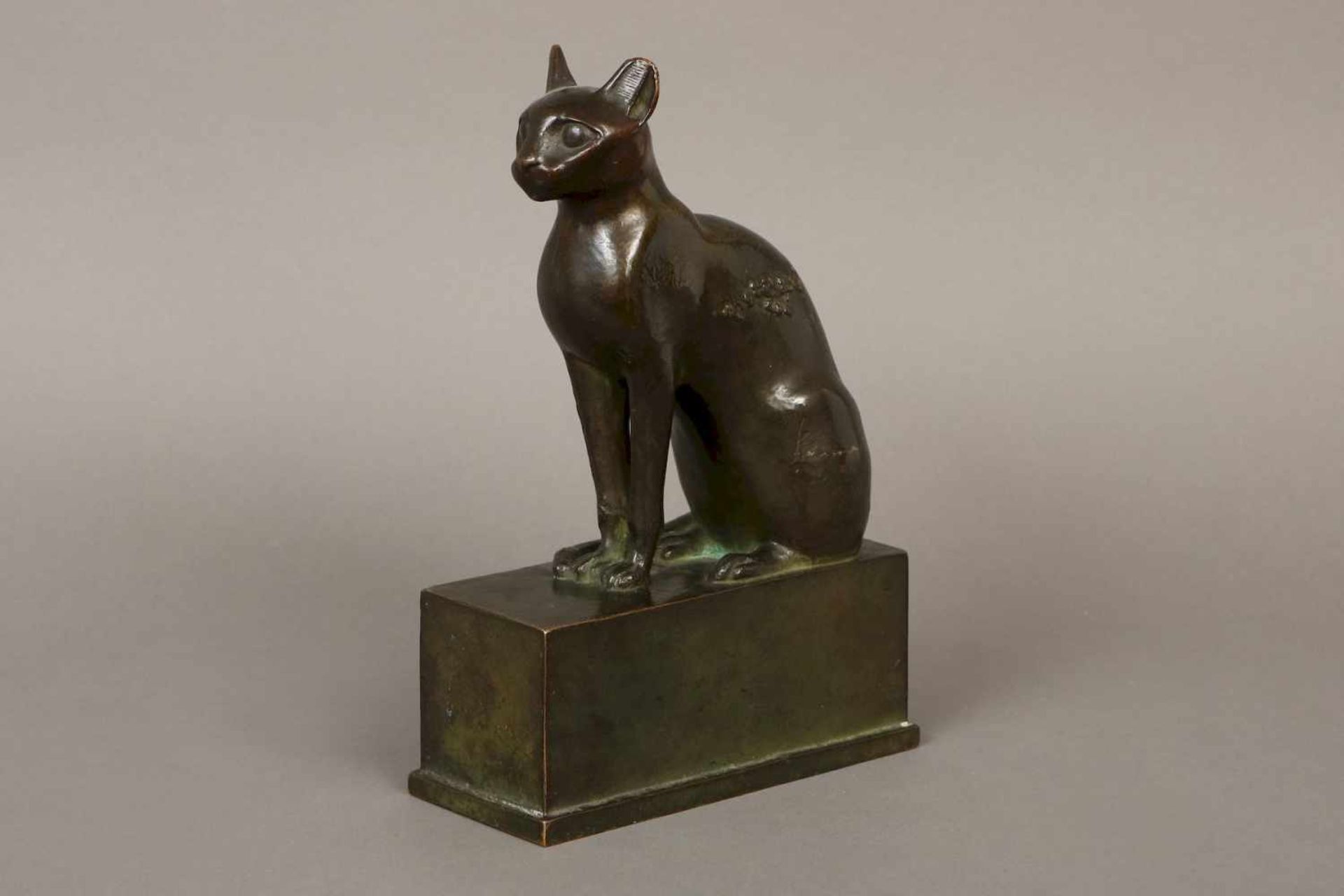 Bronzefigur ¨Ägyptische Katze, sitzend¨dunkelgrün patiniert, Guss wohl um 1900, auf eckigem