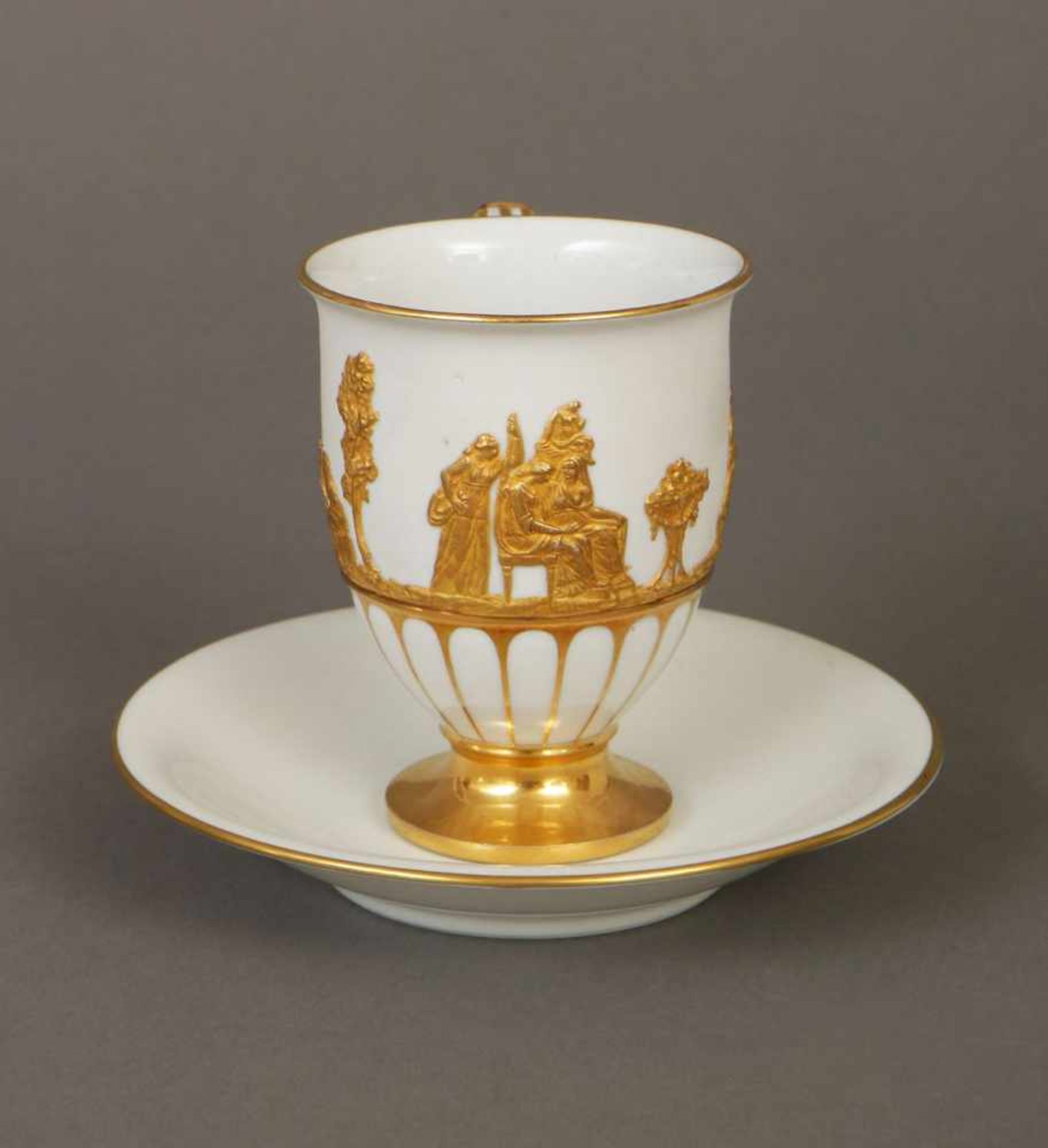 MEISSEN Tasse des frühen 19. Jahrhundertsglockenförmiger Korpus mit goldstaffiertem Reliefdekor ¨ - Image 2 of 3