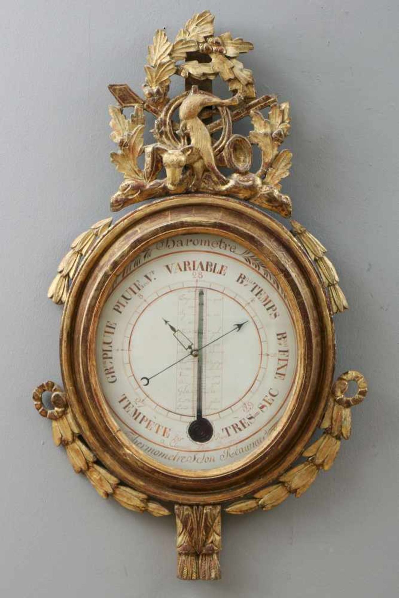 Französisches BarometerLouis XVI., um 1800, runder Holzrahmen mit Festonen-, Trompeten- und