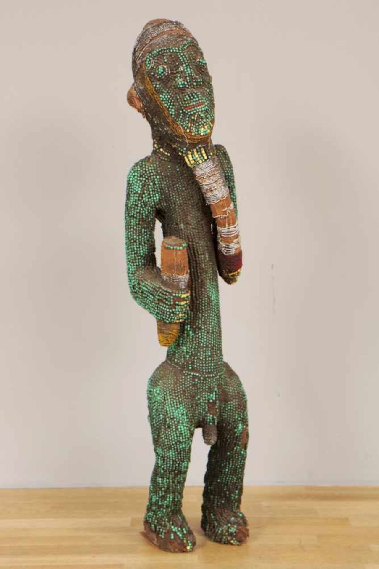 Afrikanische Bead Ritualfigurwohl Kongo, 1. Hälfte 20. Jhdt., stehende männliche Figur, Stoff,
