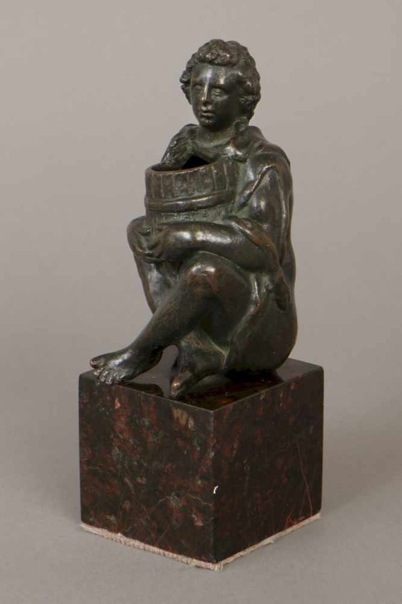 Bronzefigur ¨Hockender Jüngling mit Fass (im Stile der Antike)¨wohl Italien, 16. Jhdt., dunkel