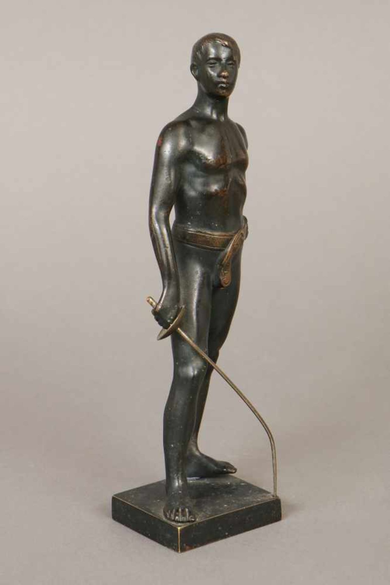 Bronzefigur ¨Stehender Fechter mit Florett¨dunkel und partiell gold patiniert, verso signiert ¨ - Bild 2 aus 3