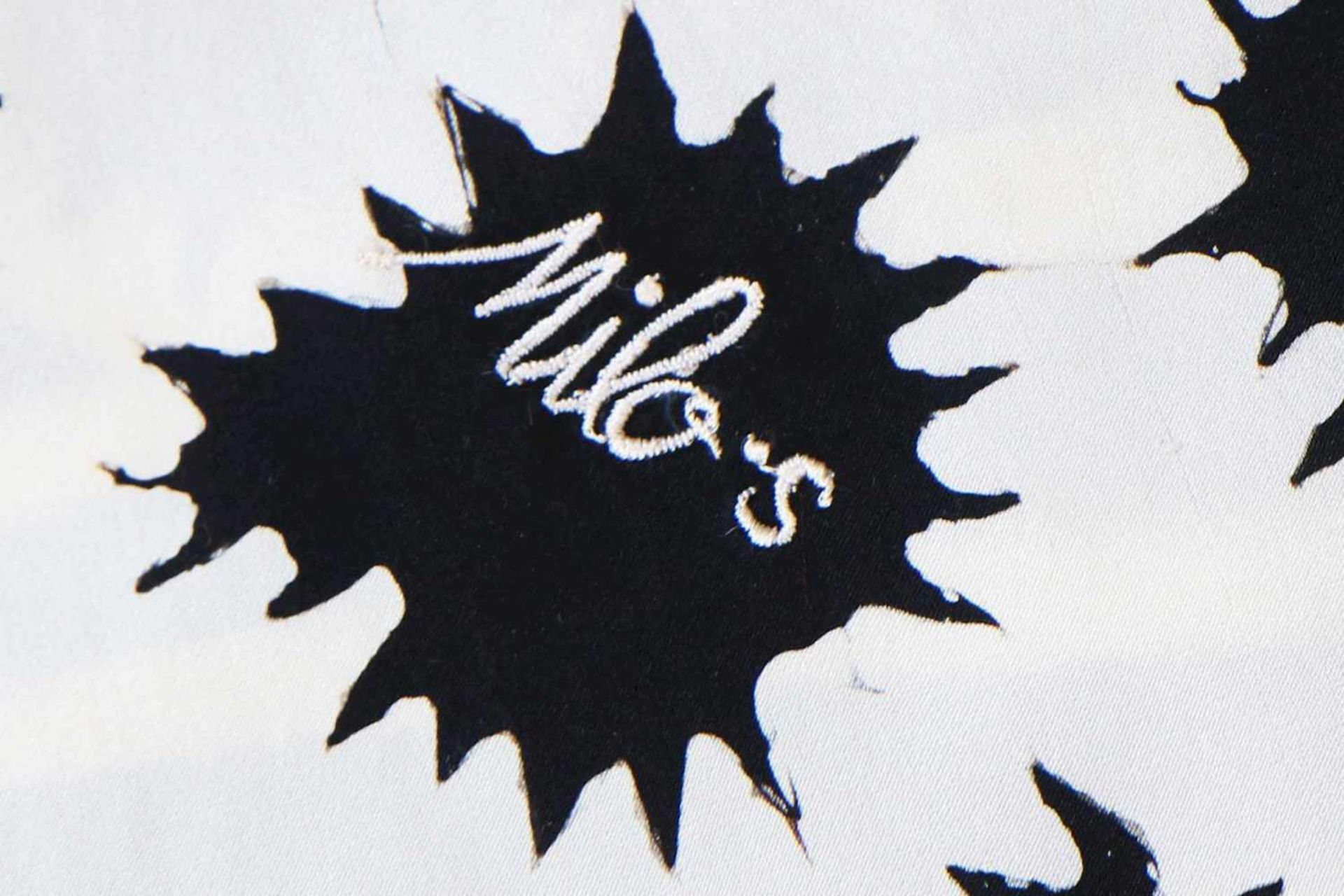 Großes Seidentuchschwarz-weißes Streifen- und Punktdekor, gemarkt Milo-s, 110x200cm, Tragespuren - Bild 2 aus 2