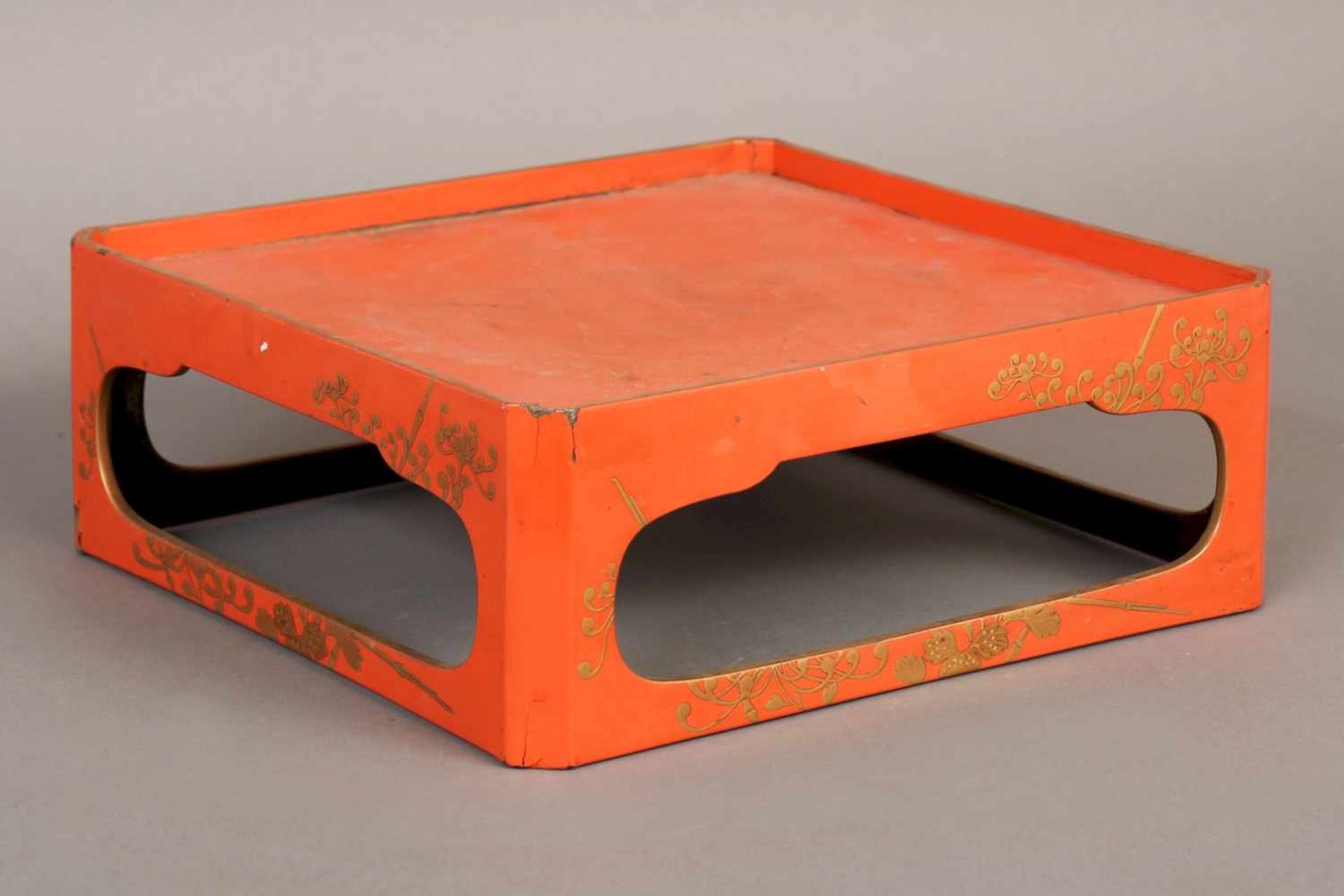 Asiatisches Lacktablett/Tischchenum 1900, rechteckig, gekantet, ausgeschnittene Wandung, orange-
