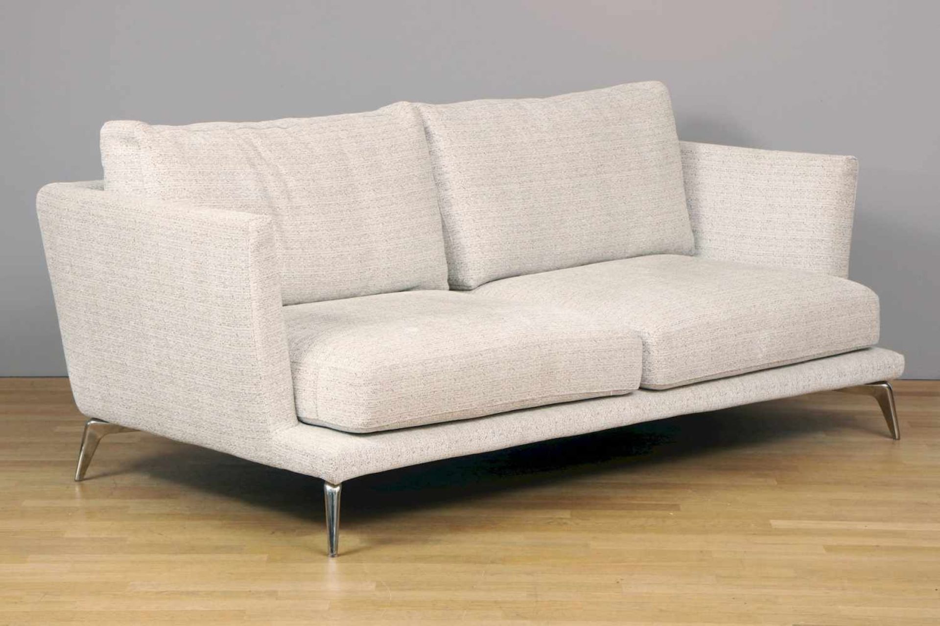 LOOP&CO. Sofa ¨Francis¨2-Sitzer auf 4 polierten Alufüßen, heller (wollweiß-greige Melange) Webbezug, - Bild 2 aus 3