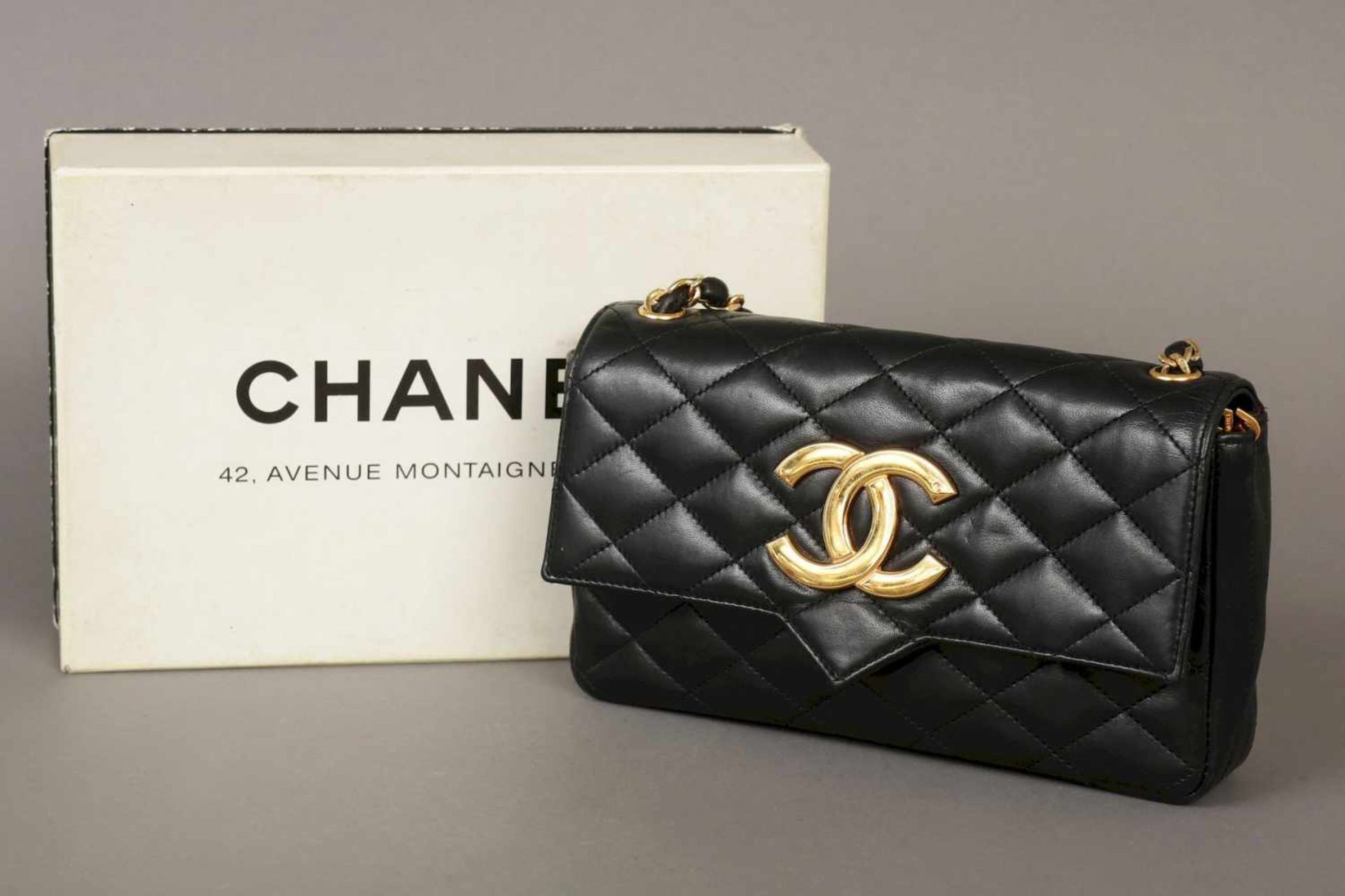 CHANEL Handtascheschwarzes Leder, gesteppt, Kuvertform mit vergoldetem ¨CC¨-Logo, langer Trageriemen - Bild 3 aus 4