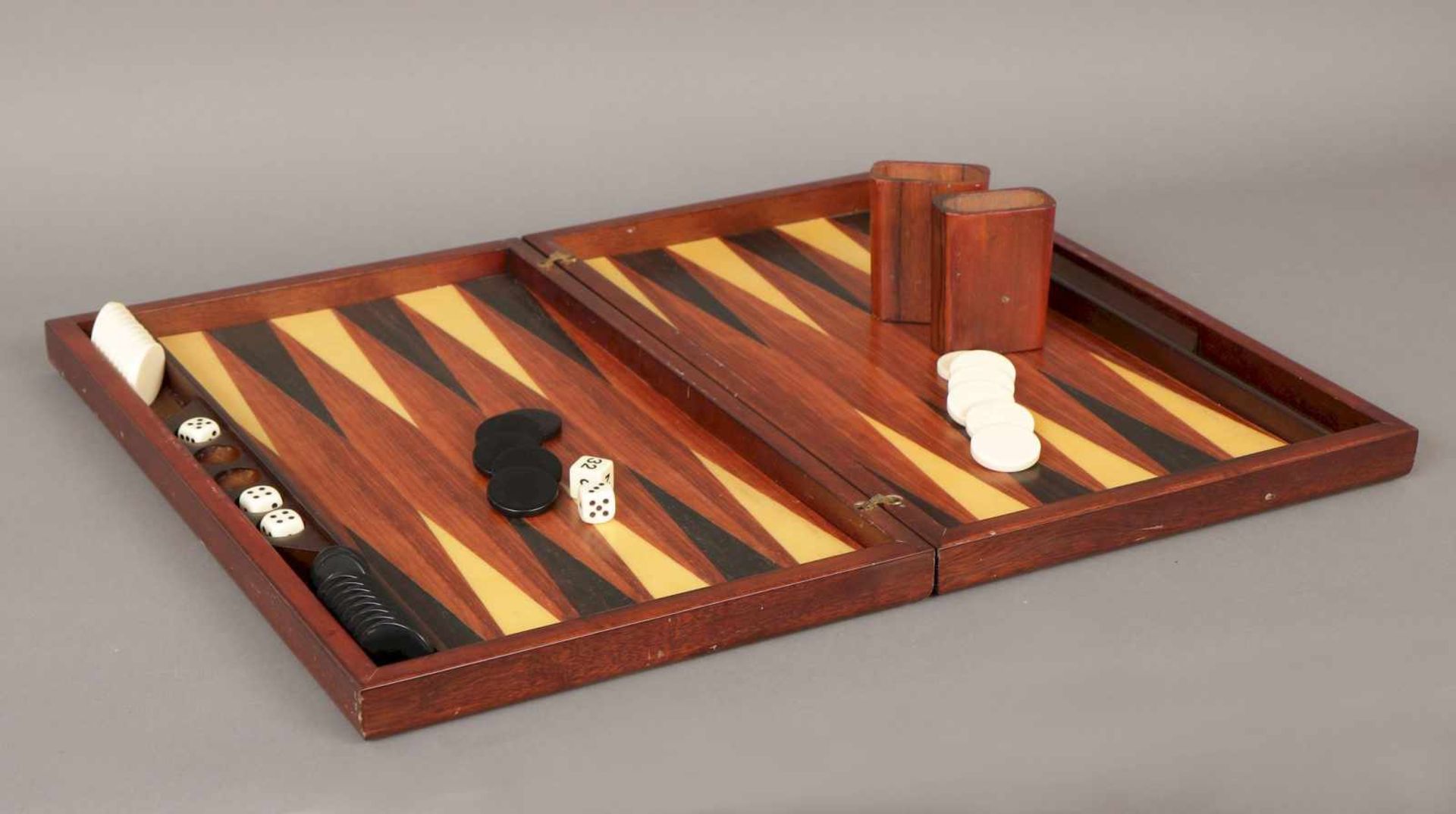 Backgammon-SpielEdelhölzer (Ahorn, Ebenholz und Obstholz), furniert und intarsiert, mit 2