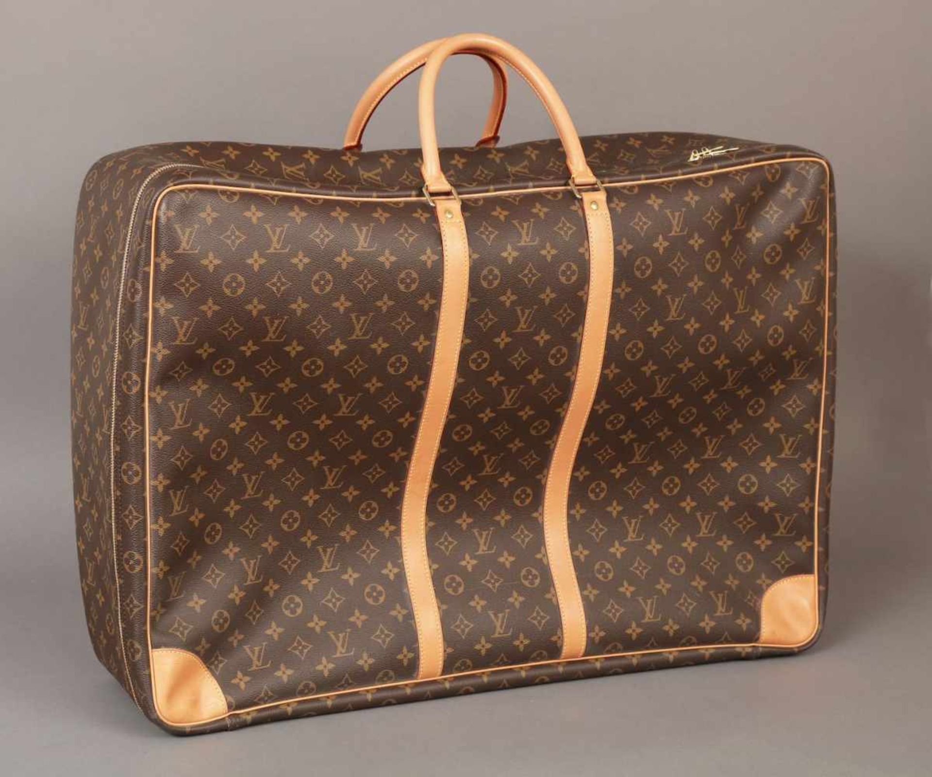 LOUIS VUITTON Sirius ¨Soft shell¨ KofferMonogramm-Canvas, braun, mit beigen Ledergriffen und Gurten,