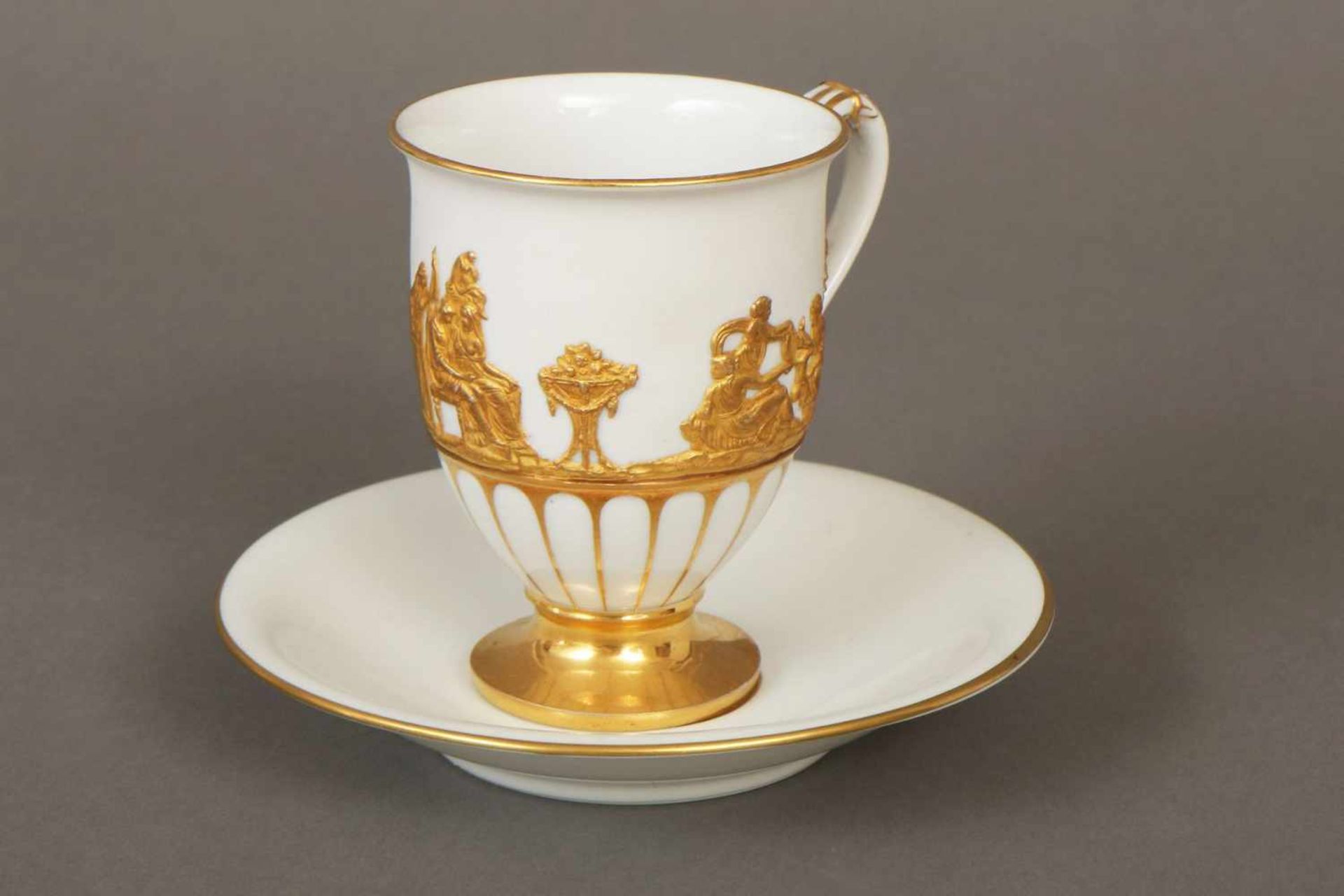 MEISSEN Tasse des frühen 19. Jahrhundertsglockenförmiger Korpus mit goldstaffiertem Reliefdekor ¨