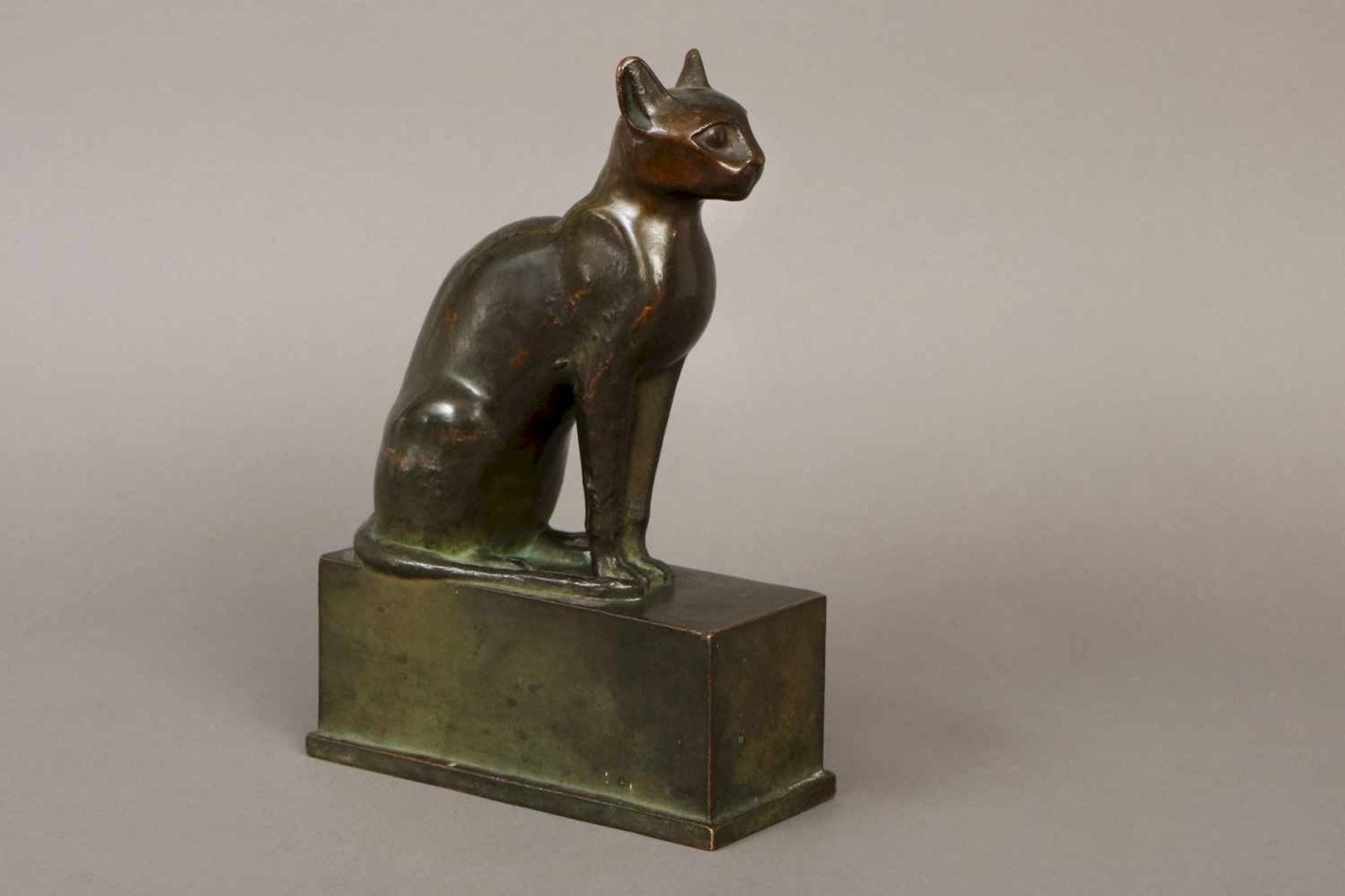 Bronzefigur ¨Ägyptische Katze, sitzend¨dunkelgrün patiniert, Guss wohl um 1900, auf eckigem - Bild 2 aus 2
