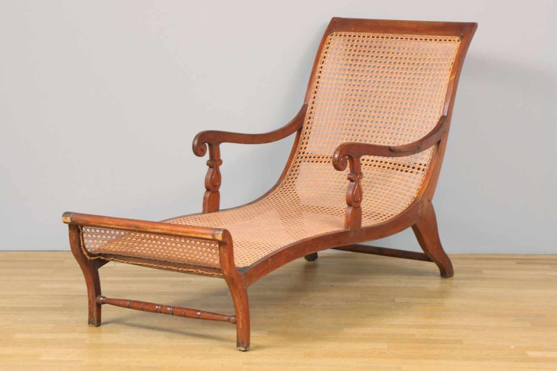 Chaiselongue/LiegestuhlTeakholz, wohl Indonesien, 2. Hälfte 20. Jhdt., geschwungener Rahmen mit