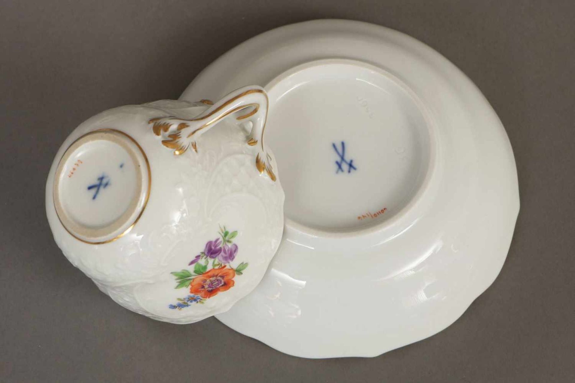 6 MEISSEN Tassen (mit Untertassen)2. Hälfte 20. Jhdt., Reliefdekor, Blumenmalerei, Goldstaffage, - Bild 2 aus 2