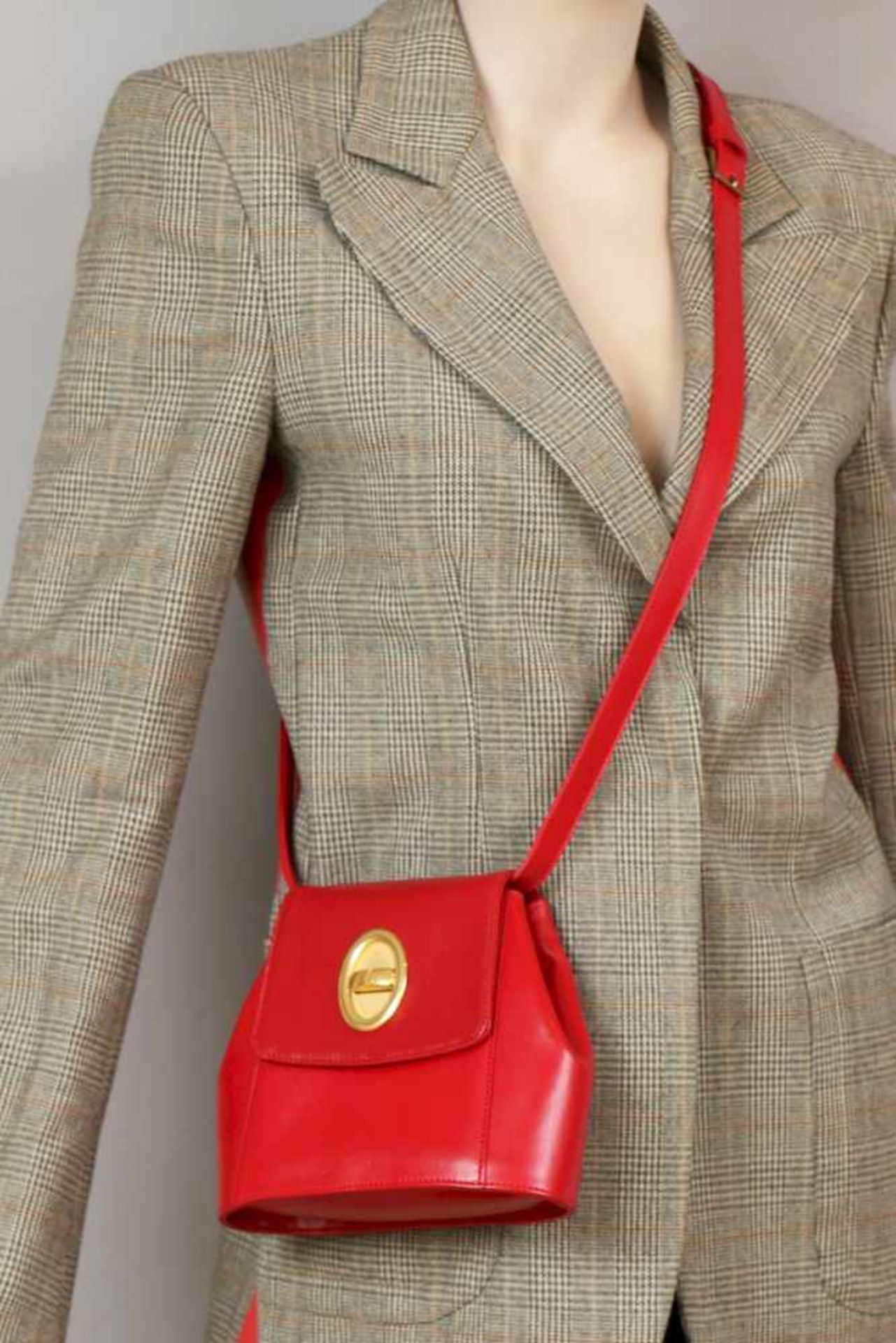 CHRISTIAN DIOR Handtascherotes Leder, langer Schulterriemen, ovale, vergoldete Metallschließe mit ¨ - Bild 2 aus 3