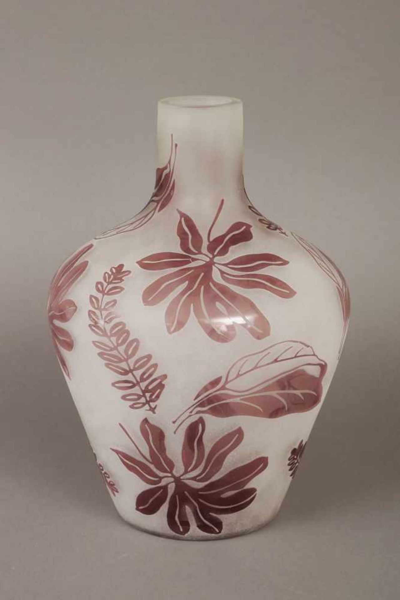Vasegeschnittenes und geätztes Glas, braun überfangen, mit Blätterdekor, ungemarkt, H ca. 30cm