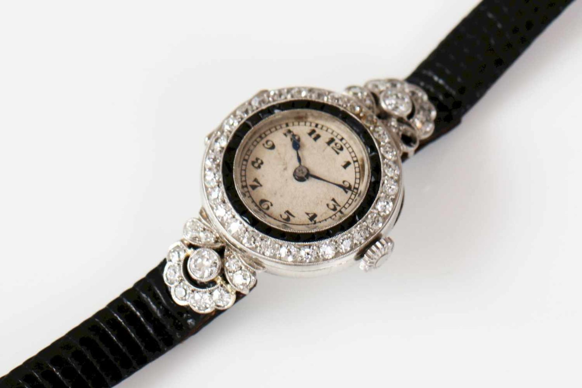 Armbanduhr Art Decorundes Weißgold-Gehäuse (D 23mm) mit Altschliff-Diamanten und -Saphirkranz (?),