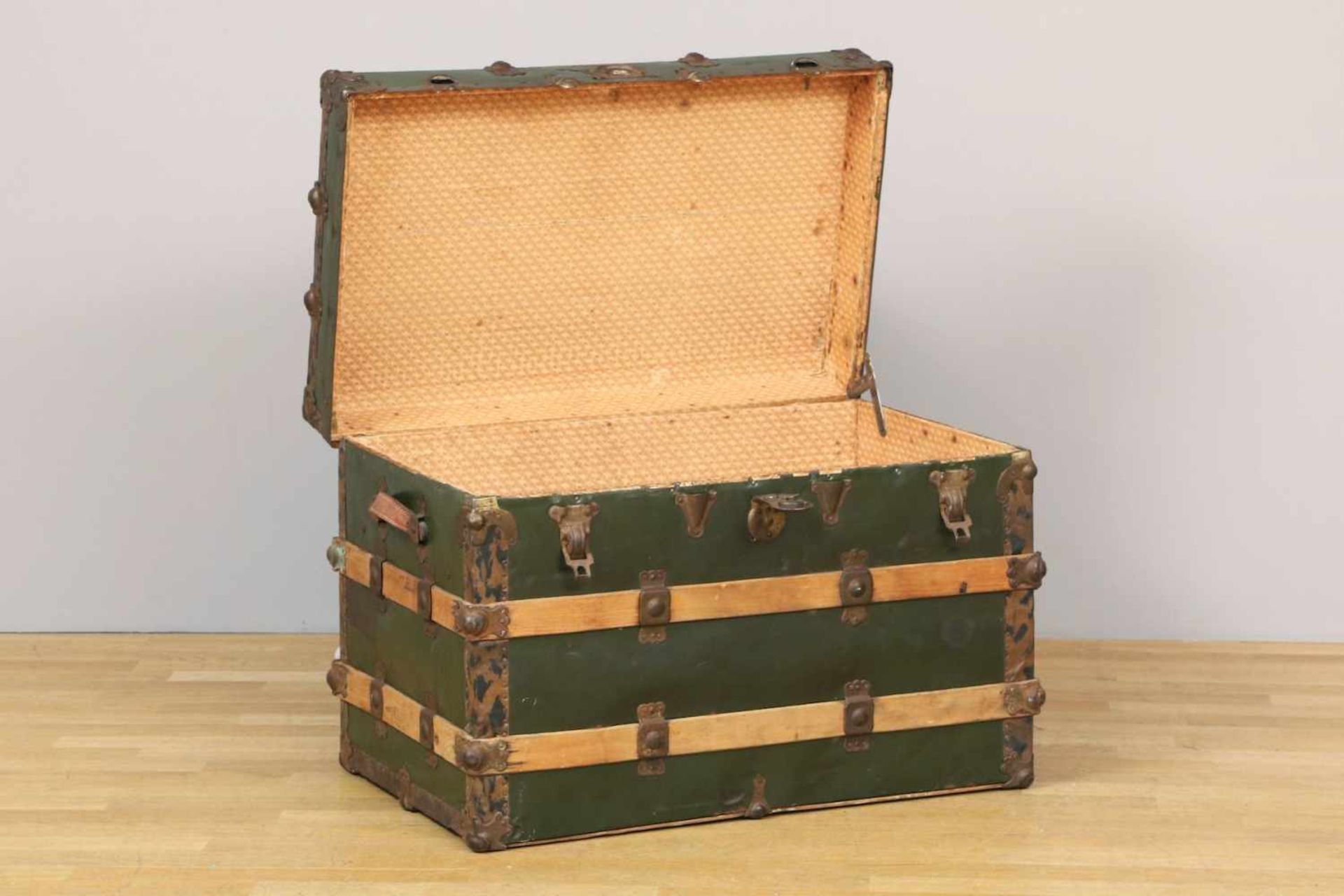 Überseekofferspätes 19. Jahrhundert, eckiger Korpus mit Holz- und Blechbeschlag, grün lackiert, - Bild 2 aus 2