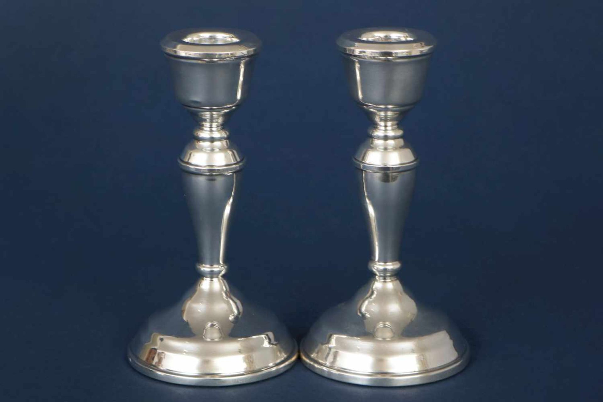 Paar Silber-KerzenleuchterSterling Silber, Birmingham, je 1-flammig, runder Stand (gefüllt), H ca.