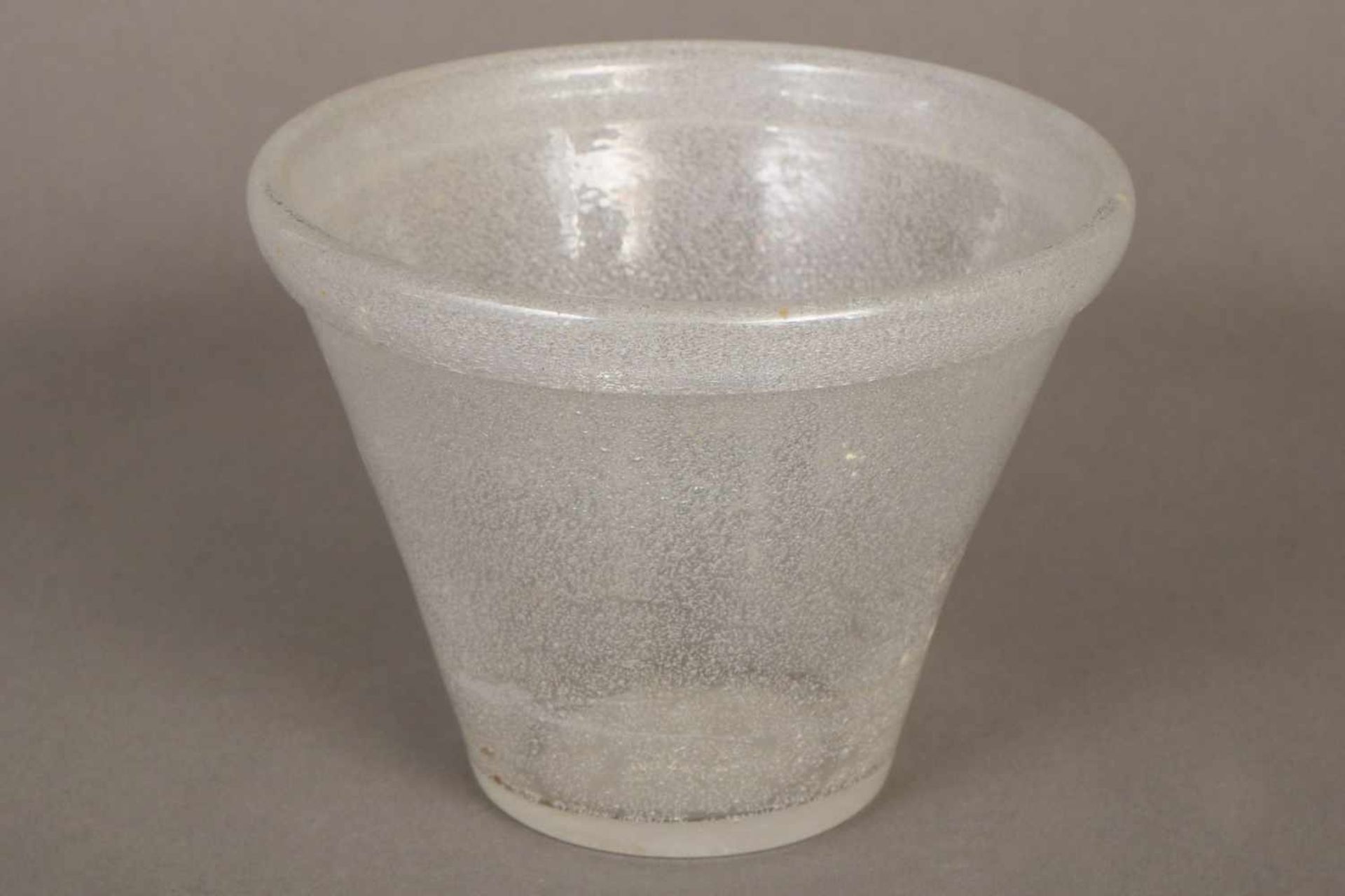 Glasvasesogenanntes Schaumglas, farbloses Glas mit Vielzahl Lufteinschlüssen, trichterförmiger