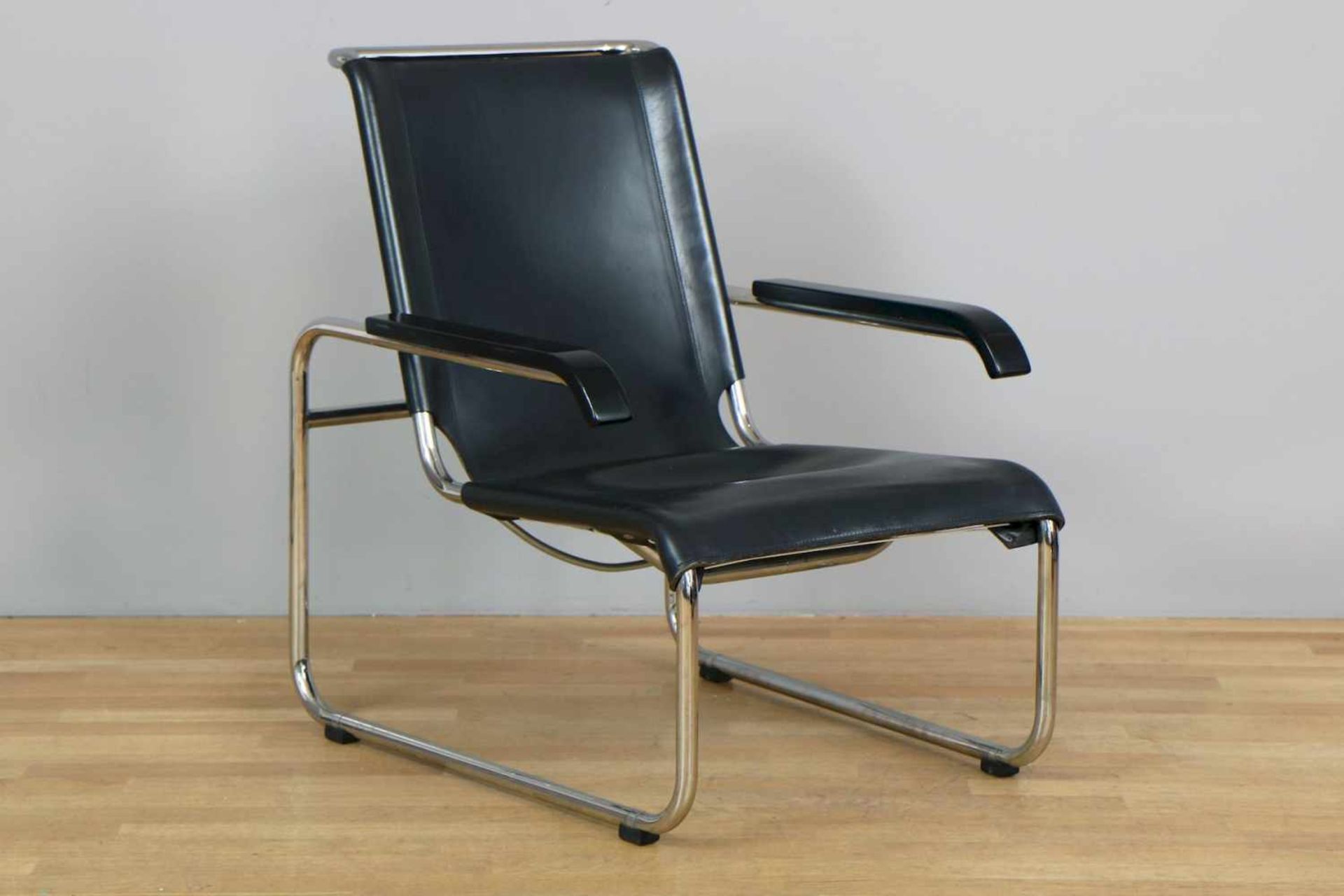 Thonet S35 ArmlehnsesselEntwurf Marcel Breuer (1928/29), schwarzes Leder, verchromtes Stahlrohr,